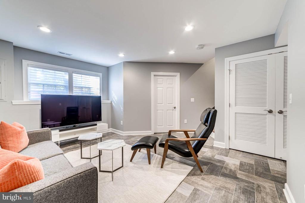 947 HARRISON CIRCLE