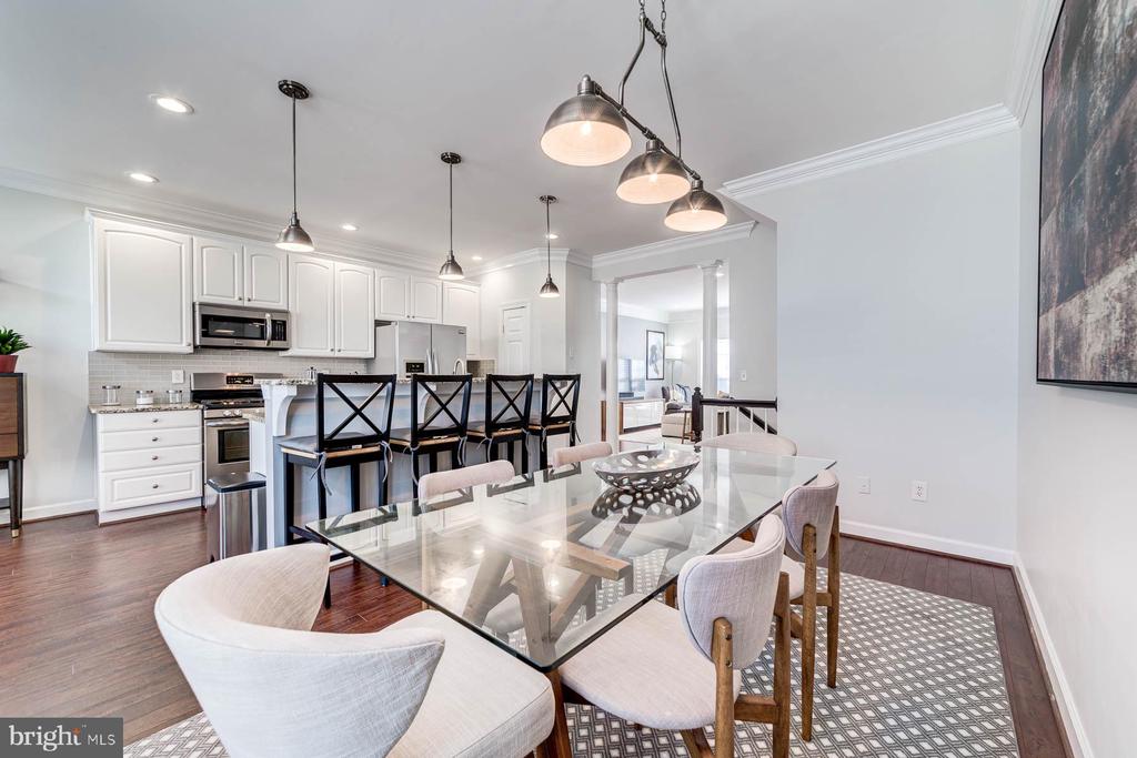 947 HARRISON CIRCLE