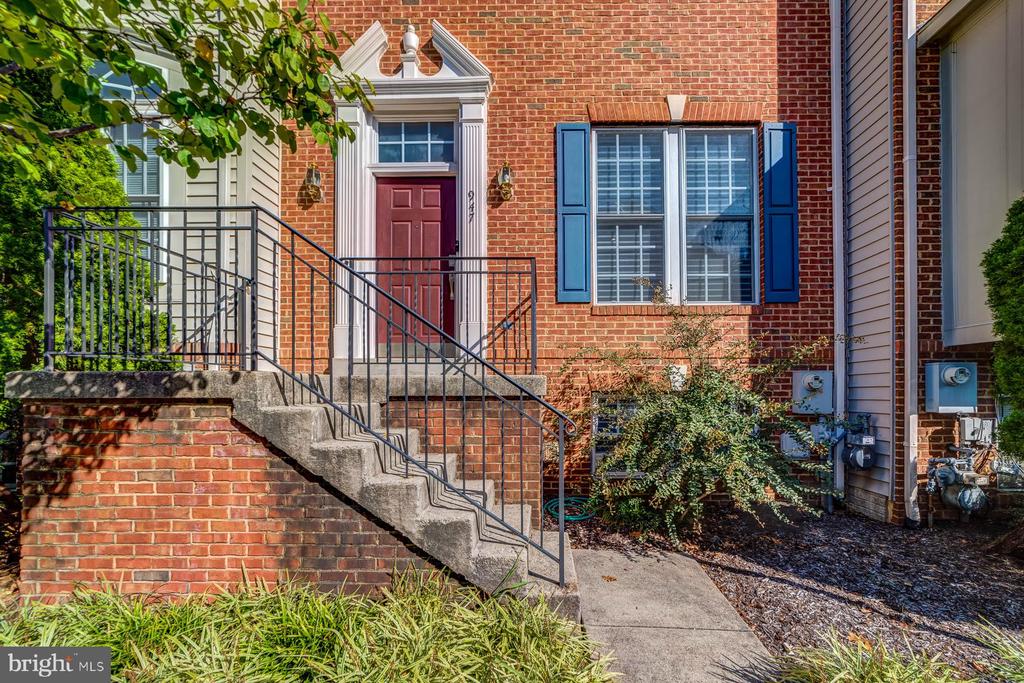 947 HARRISON CIRCLE