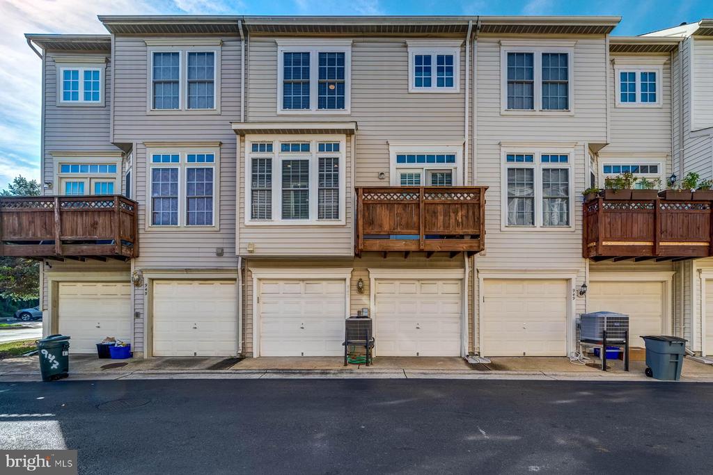 947 HARRISON CIRCLE