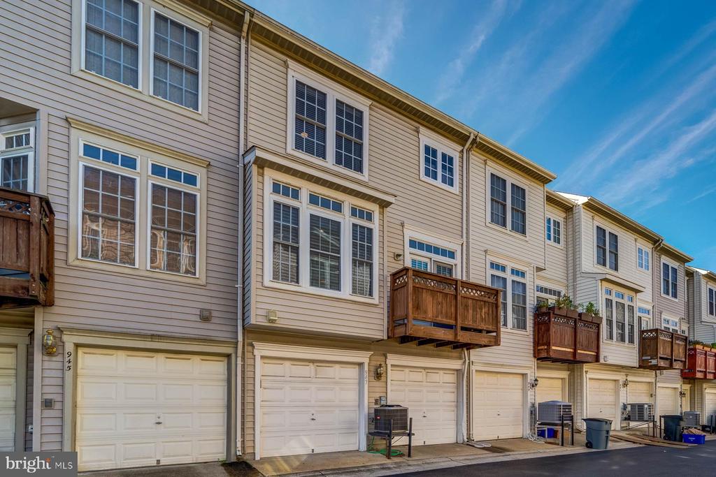 947 HARRISON CIRCLE