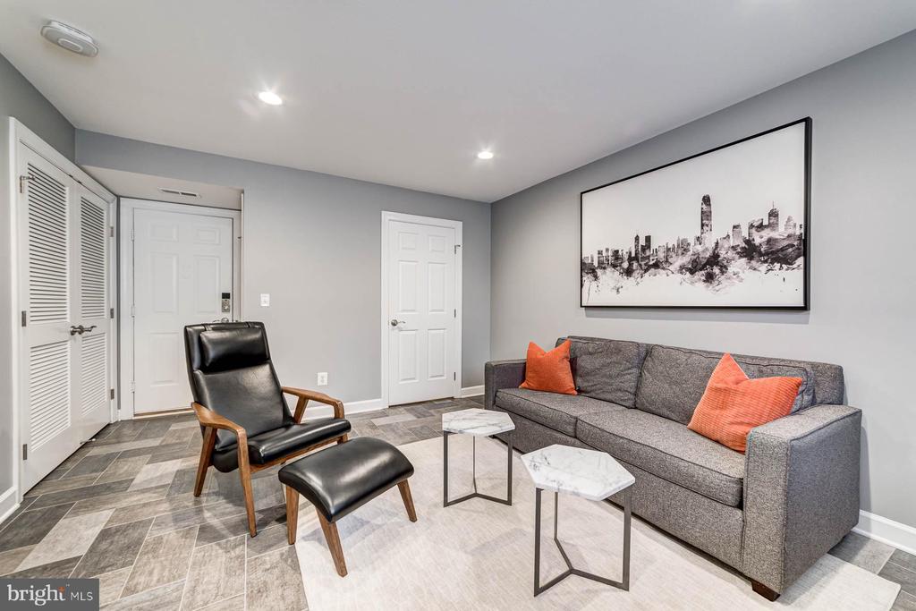 947 HARRISON CIRCLE
