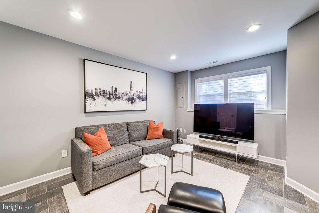 947 HARRISON CIRCLE