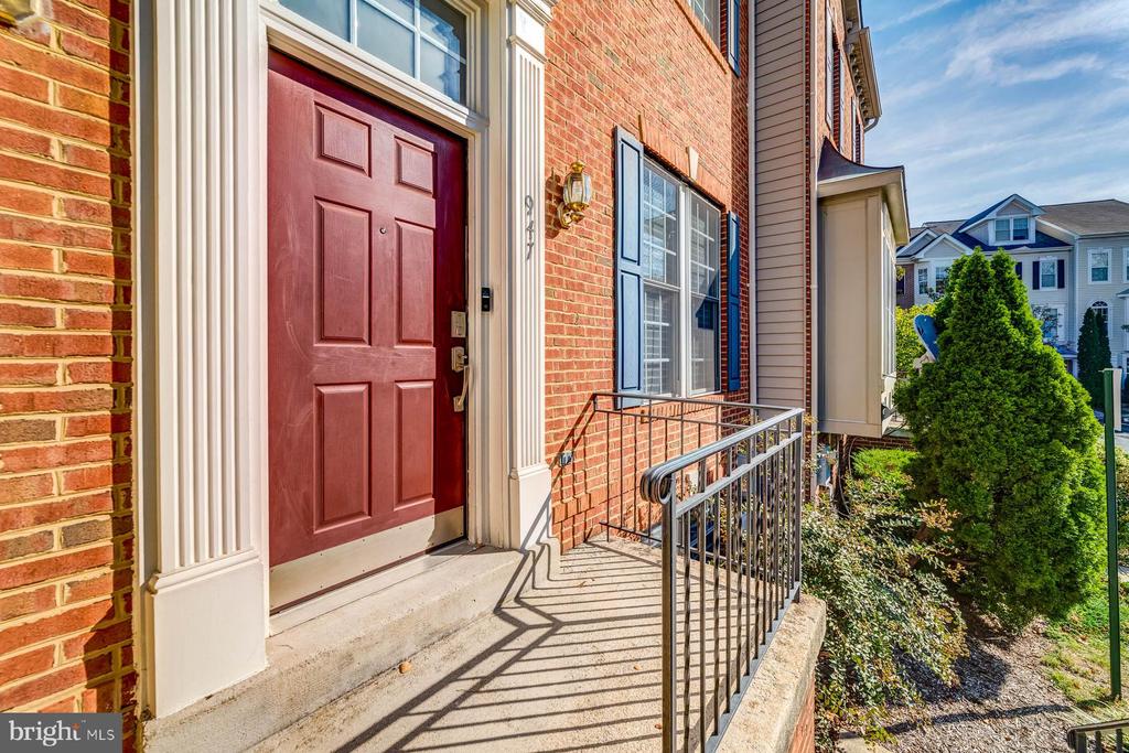 947 HARRISON CIRCLE