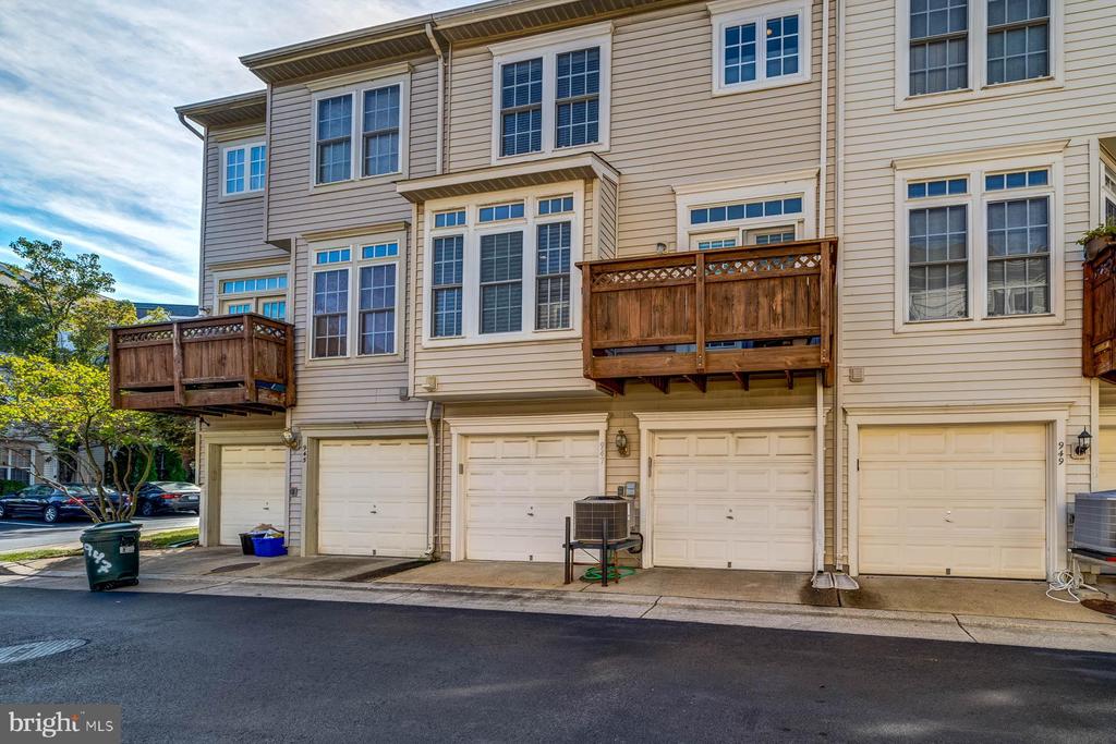 947 HARRISON CIRCLE