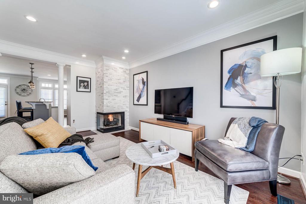 947 HARRISON CIRCLE