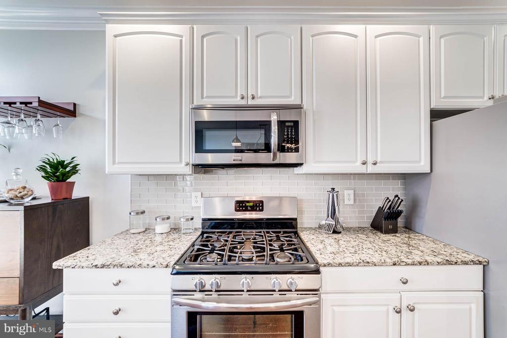947 HARRISON CIRCLE