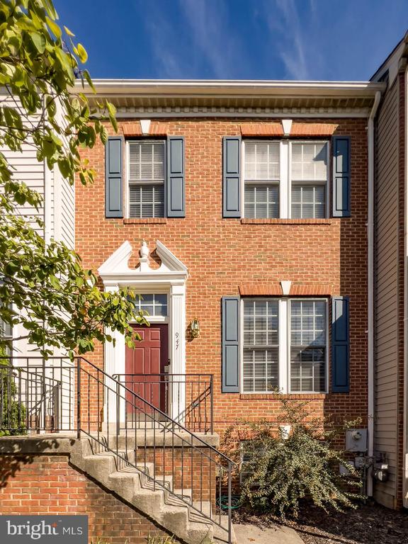 947 HARRISON CIRCLE