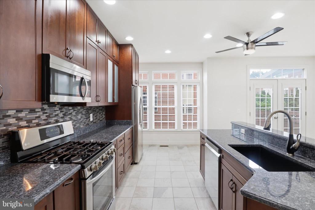 918 HARRISON CIRCLE