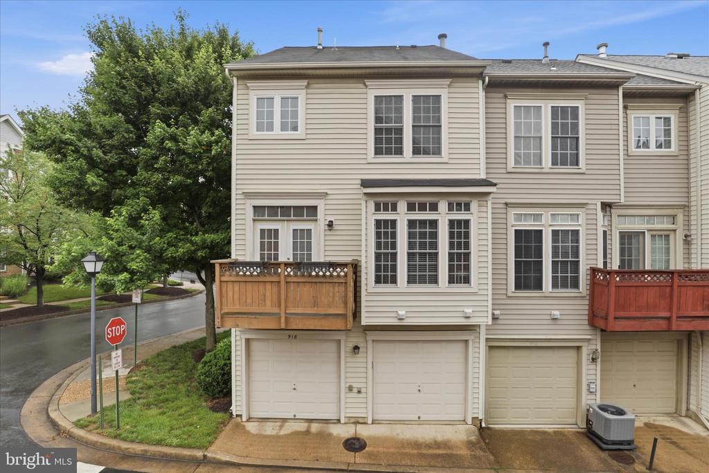918 HARRISON CIRCLE
