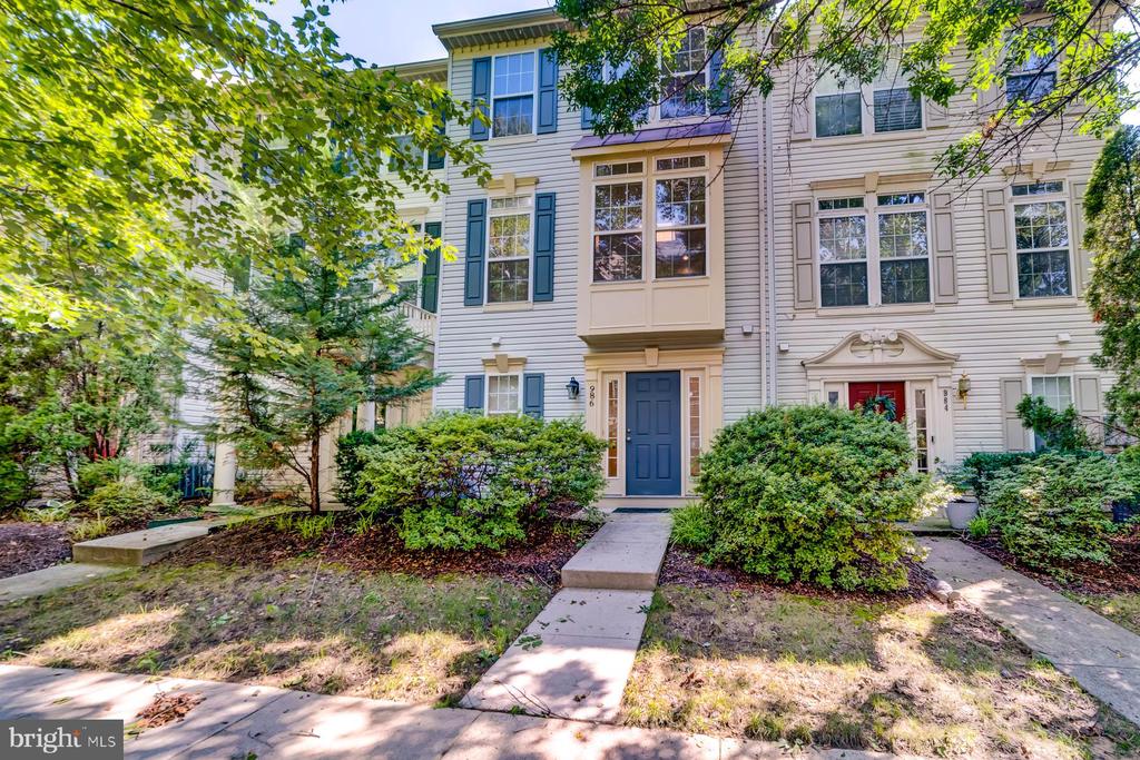 986 HARRISON CIRCLE