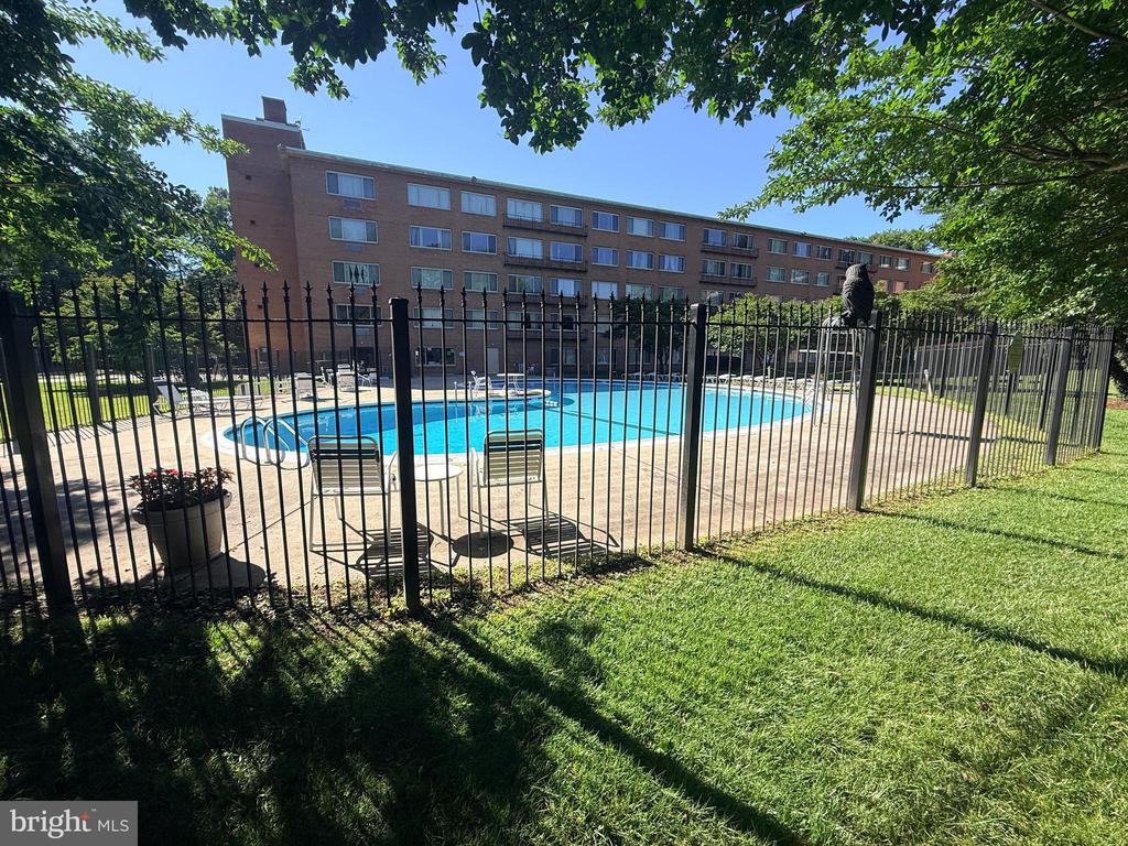 10570 MAIN STREET 302