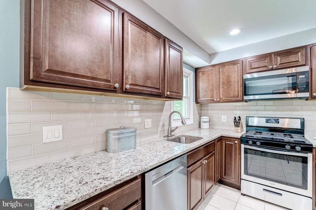 7806 JANSEN DRIVE
