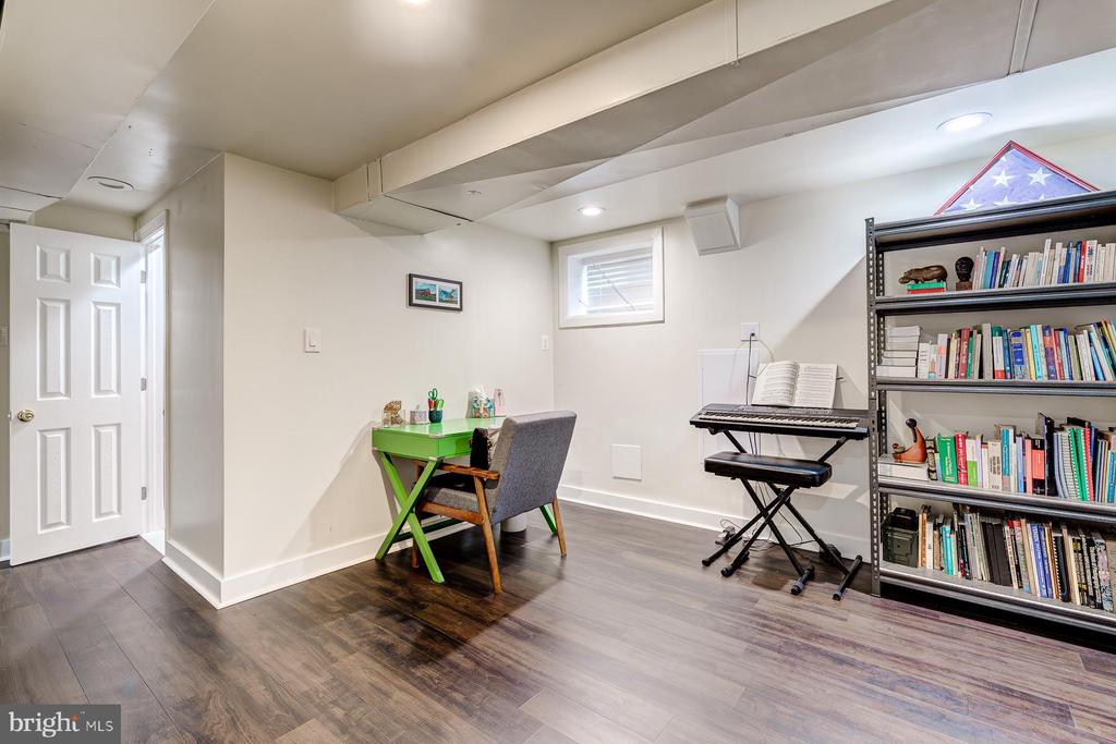 7806 JANSEN DRIVE
