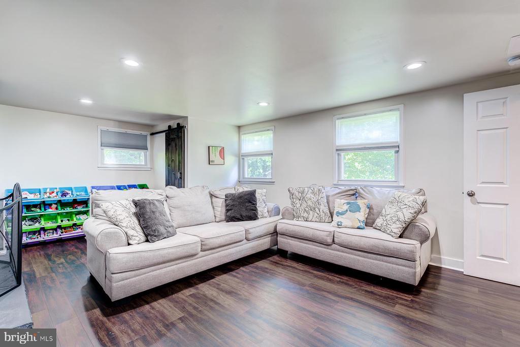 7806 JANSEN DRIVE