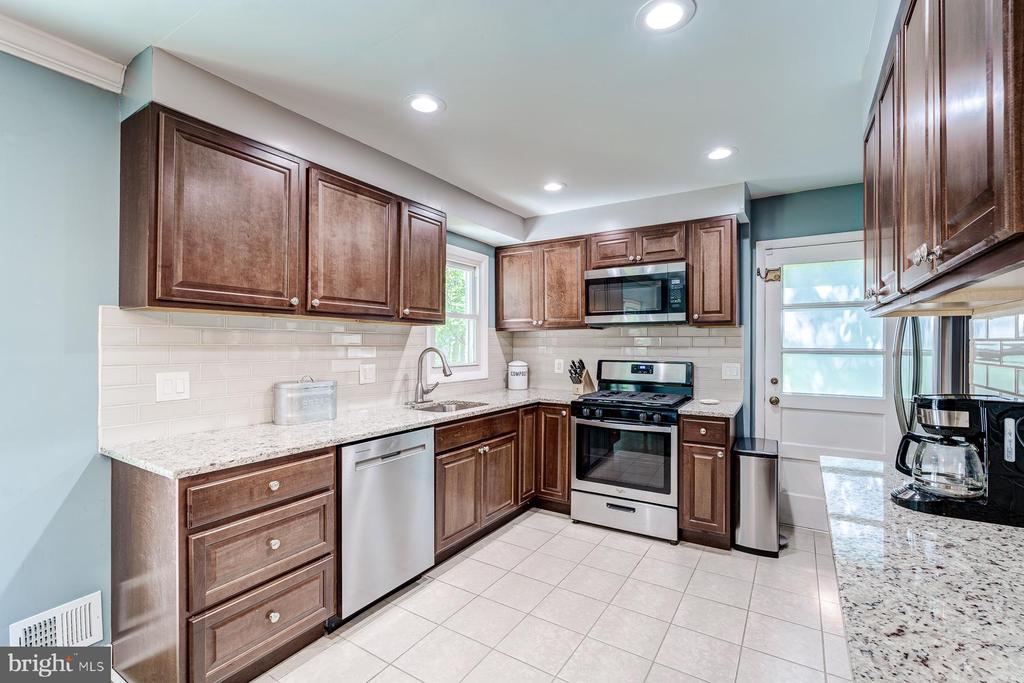 7806 JANSEN DRIVE
