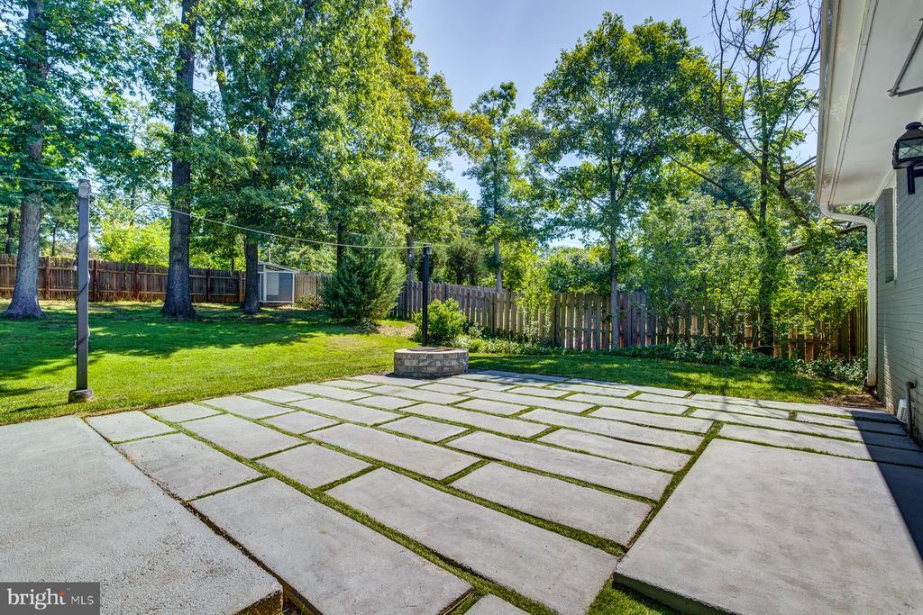 7806 JANSEN DRIVE