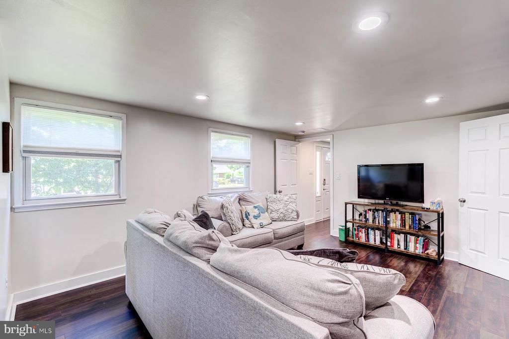 7806 JANSEN DRIVE