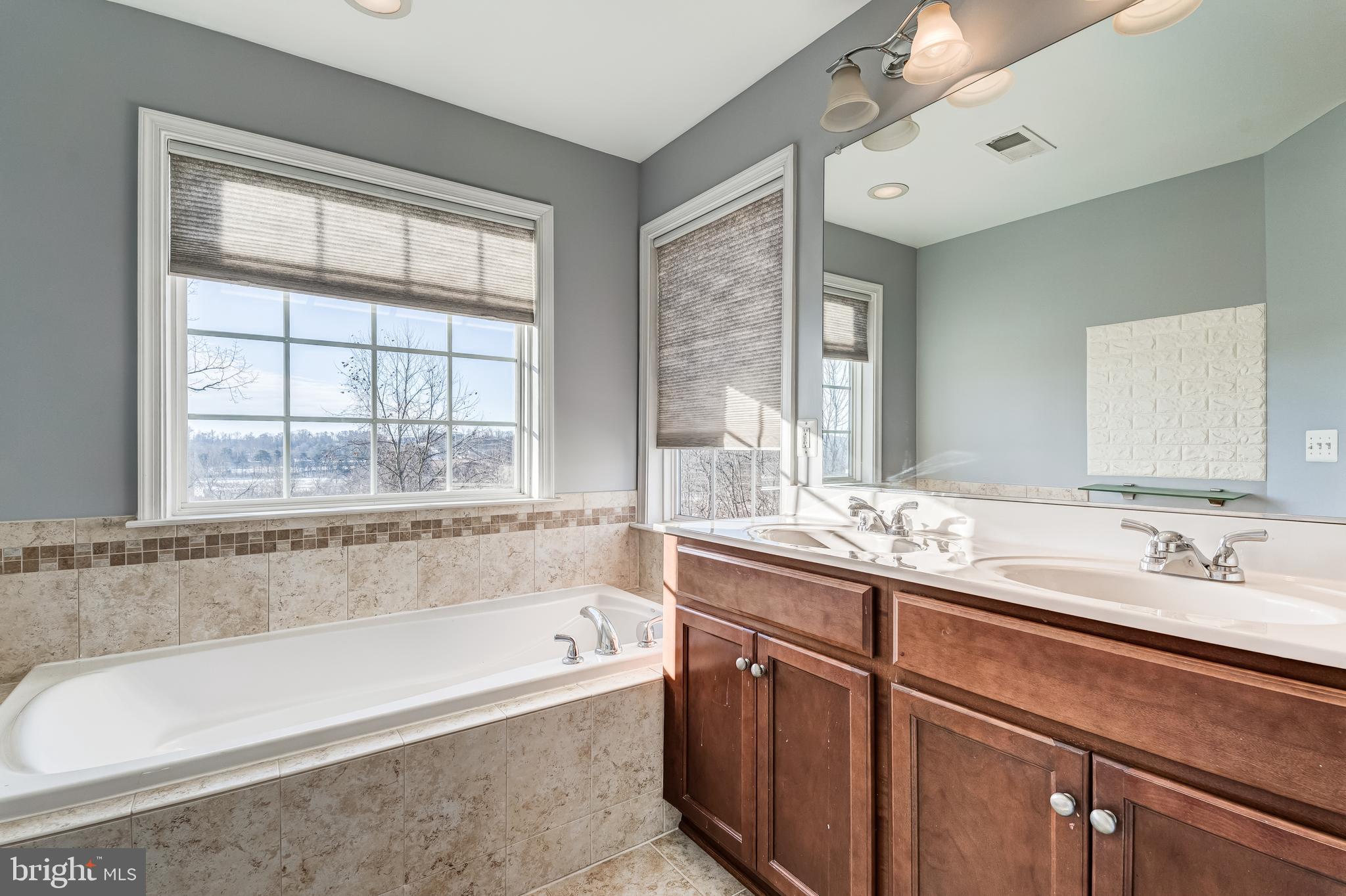 2396 BATTERY HILL CIR