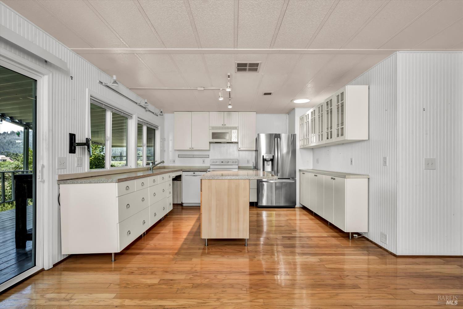 810 Champagne E St
