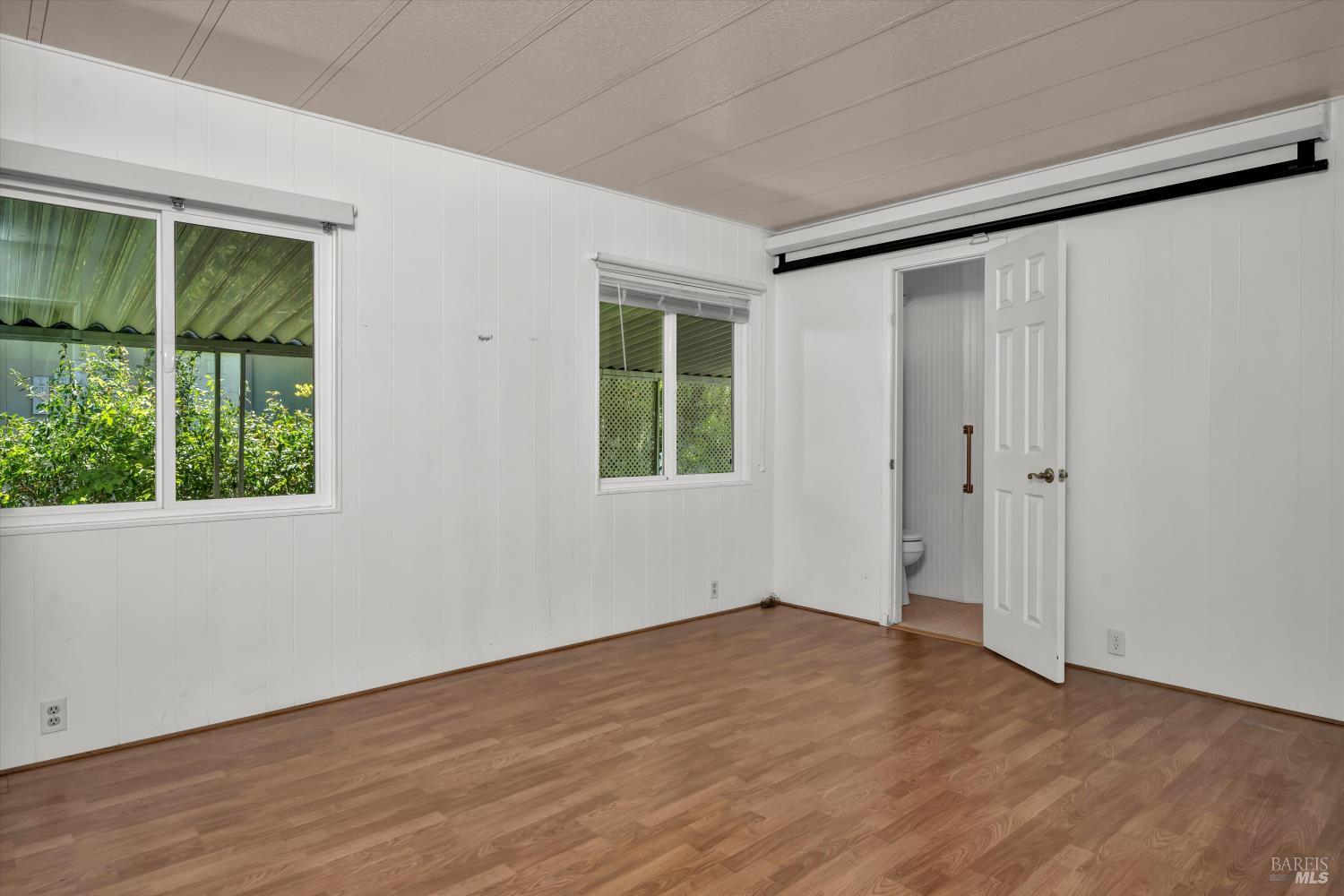 810 Champagne E St
