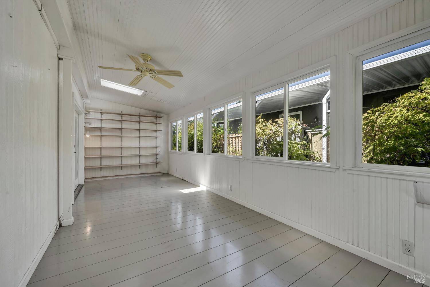 810 Champagne E St
