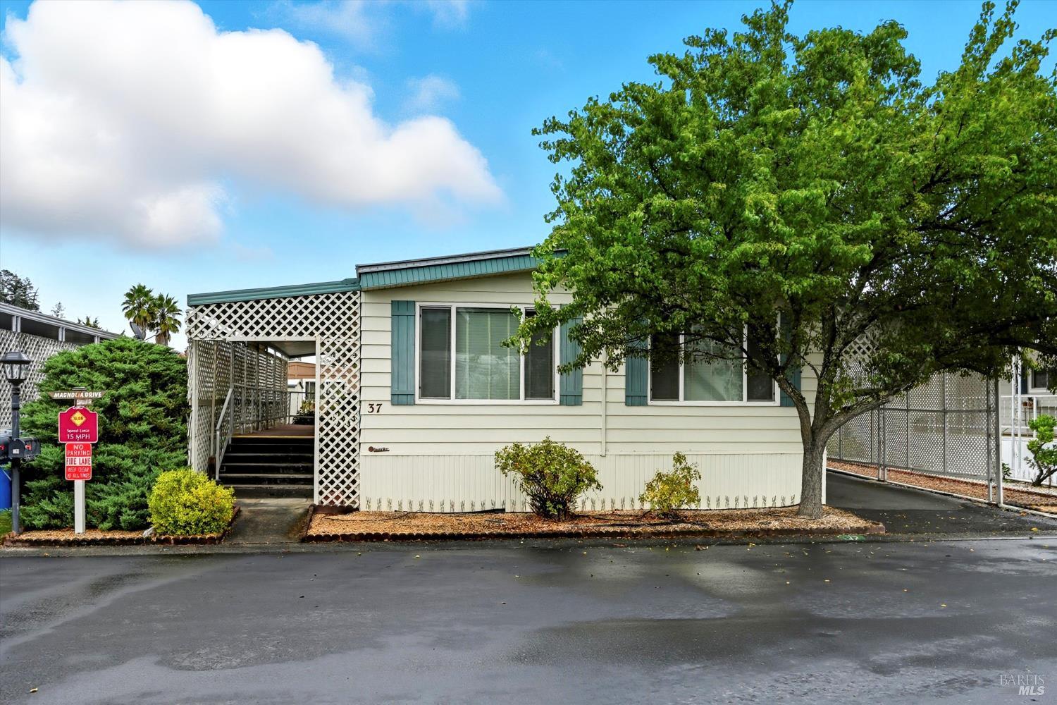37 Magnolia Dr