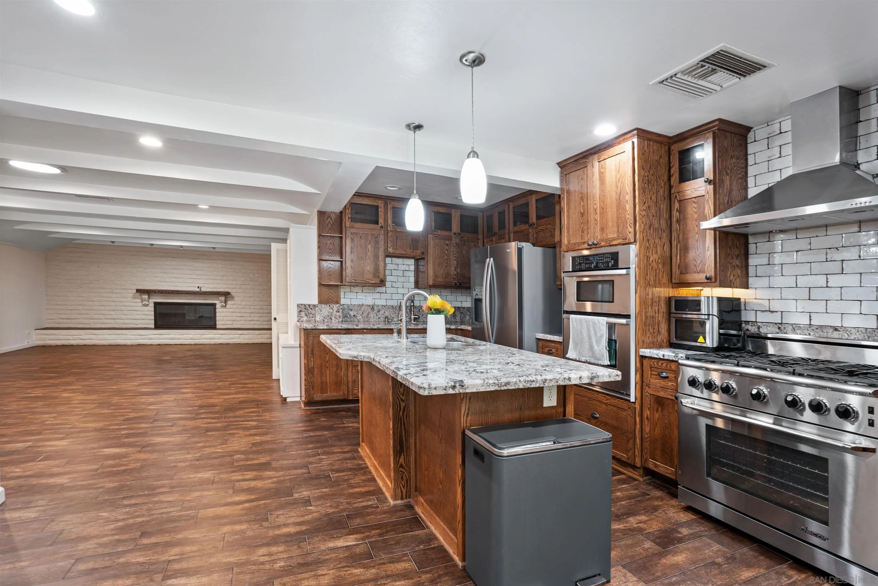 4201 Avenida Gregory