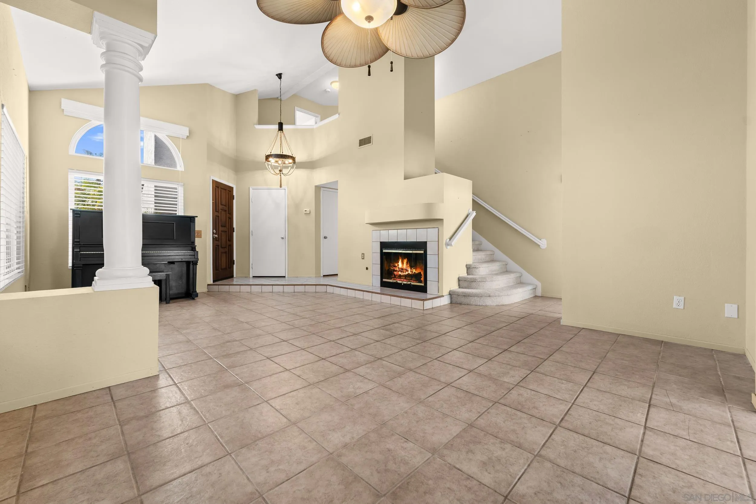 1813 Avenida Segovia