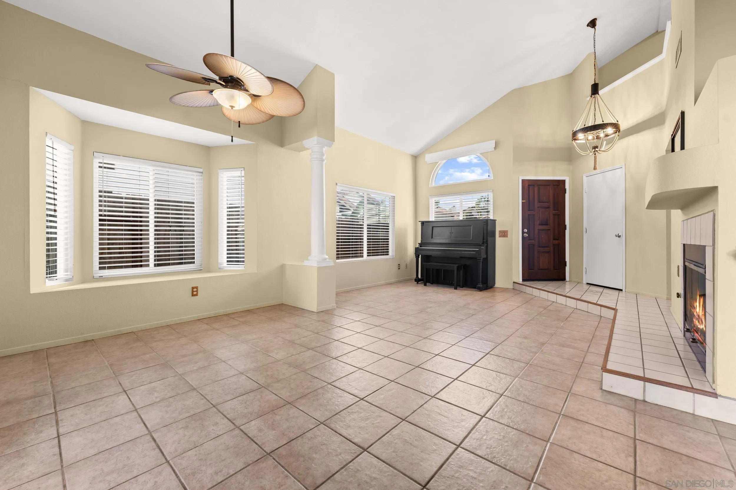 1813 Avenida Segovia