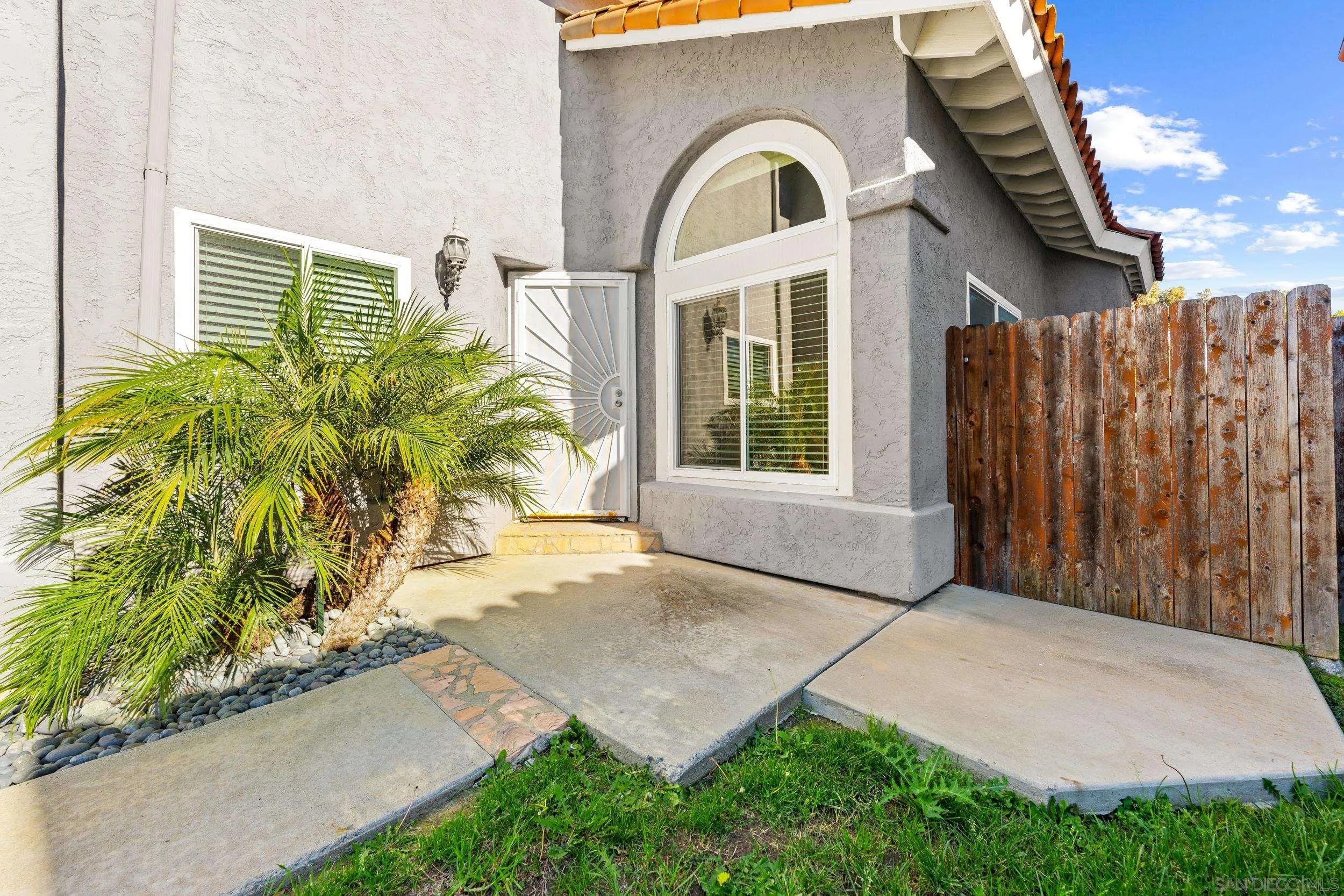 1813 Avenida Segovia