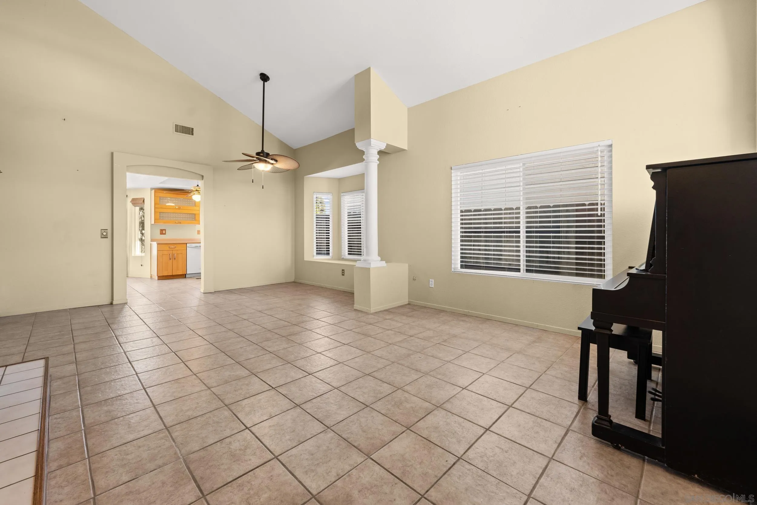 1813 Avenida Segovia