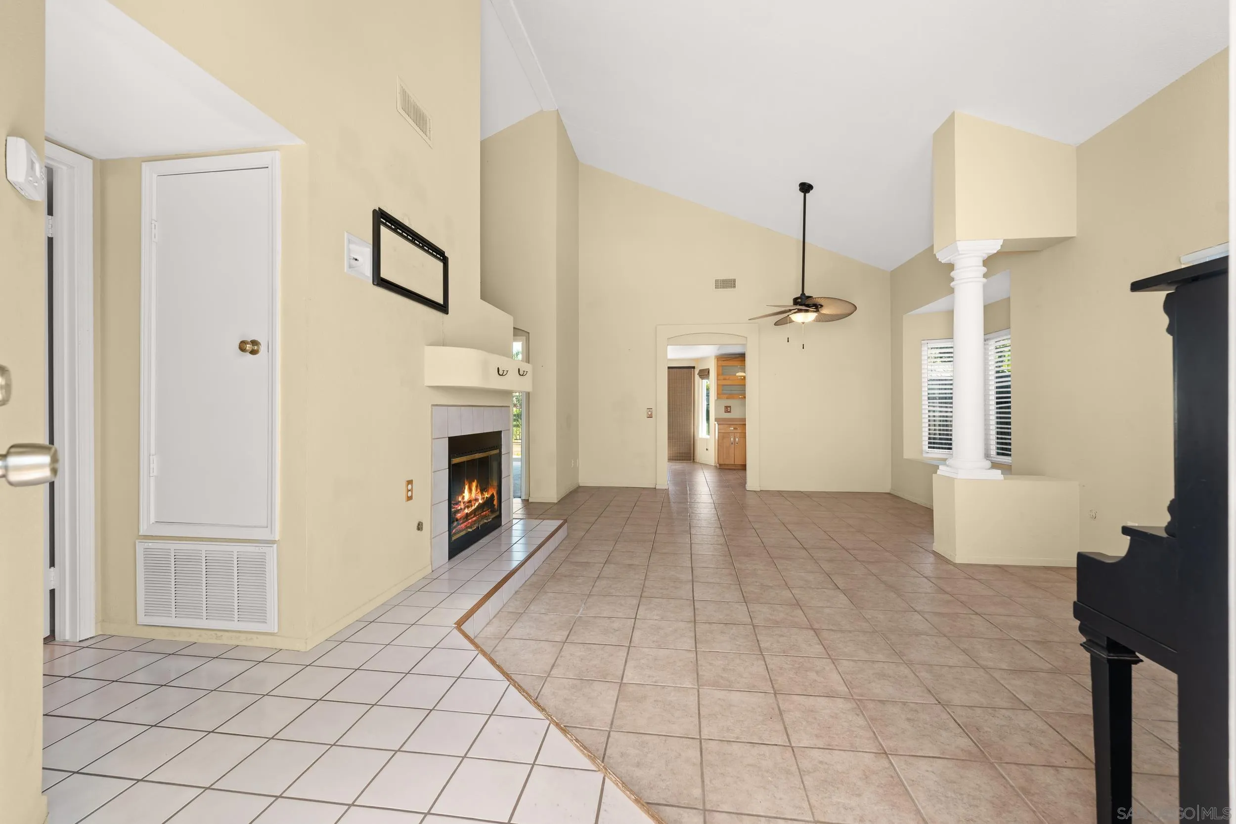 1813 Avenida Segovia