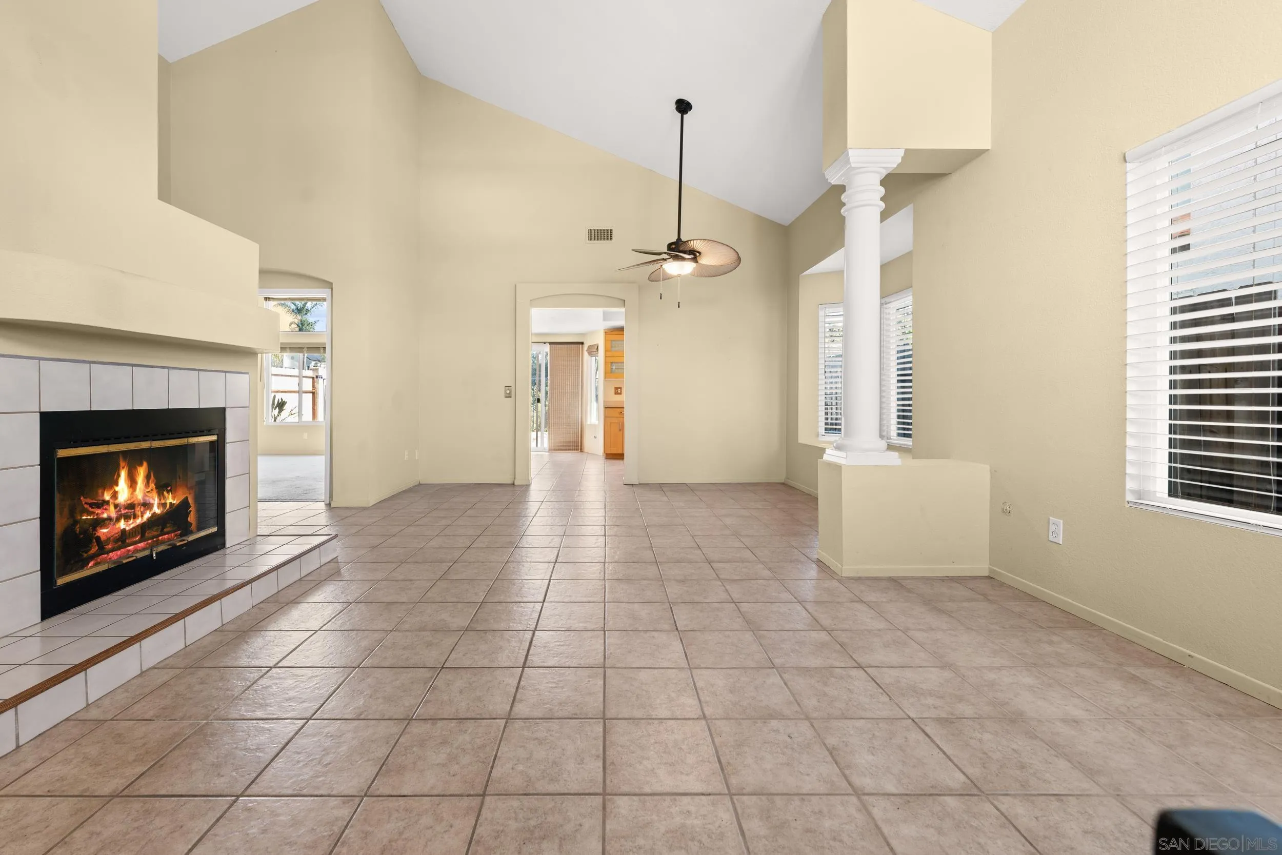 1813 Avenida Segovia