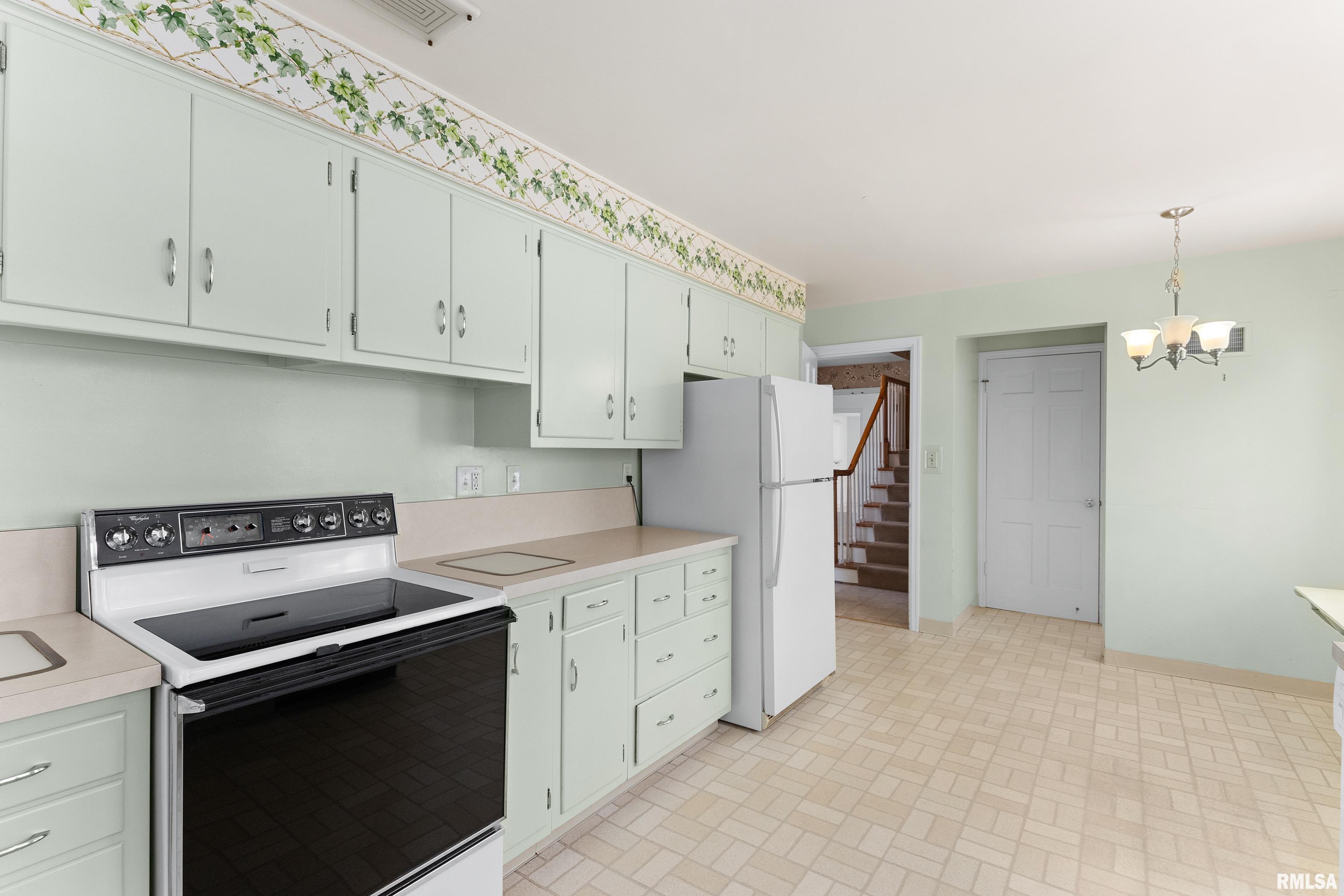 504 W CRESTWOOD Drive