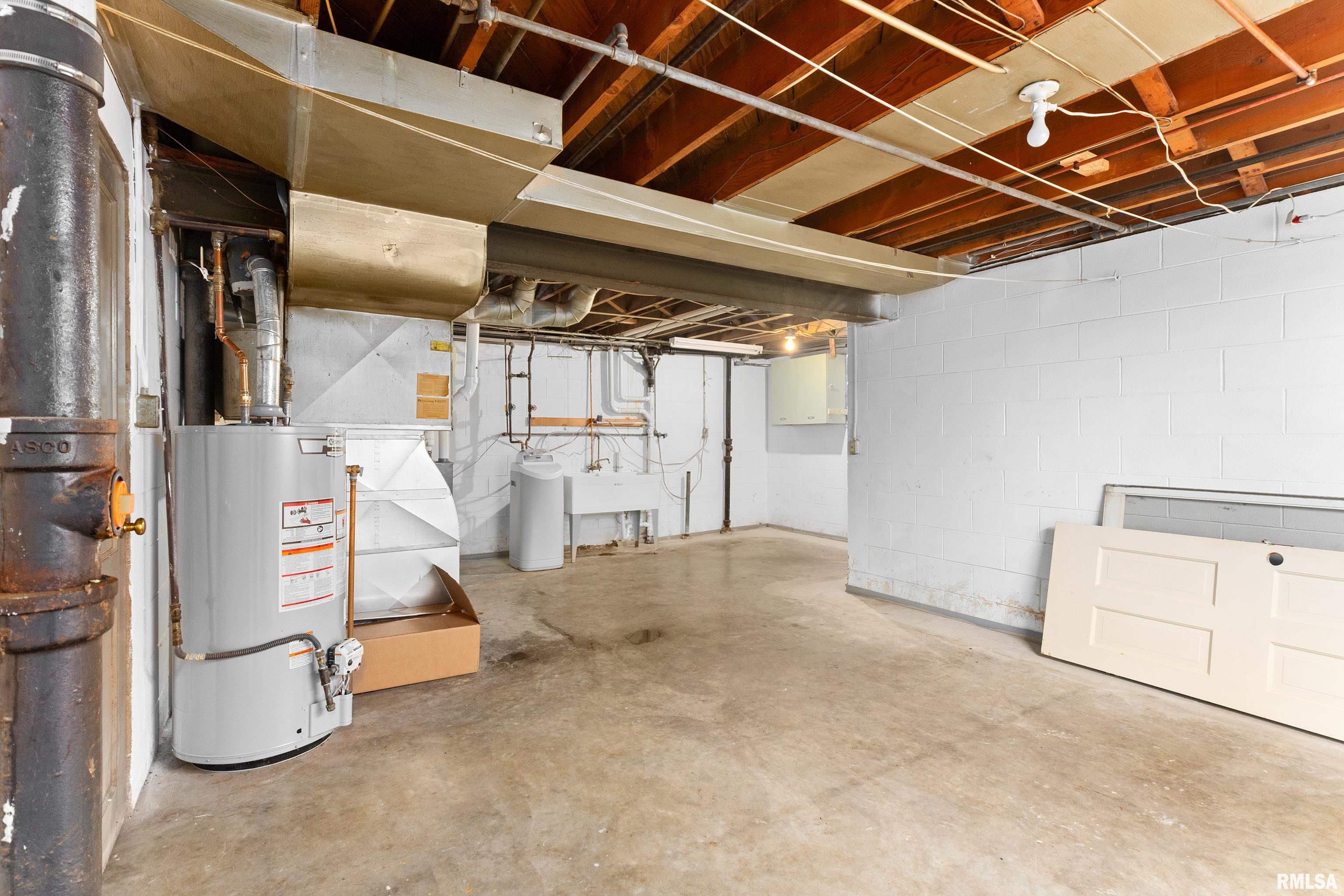 504 W CRESTWOOD Drive