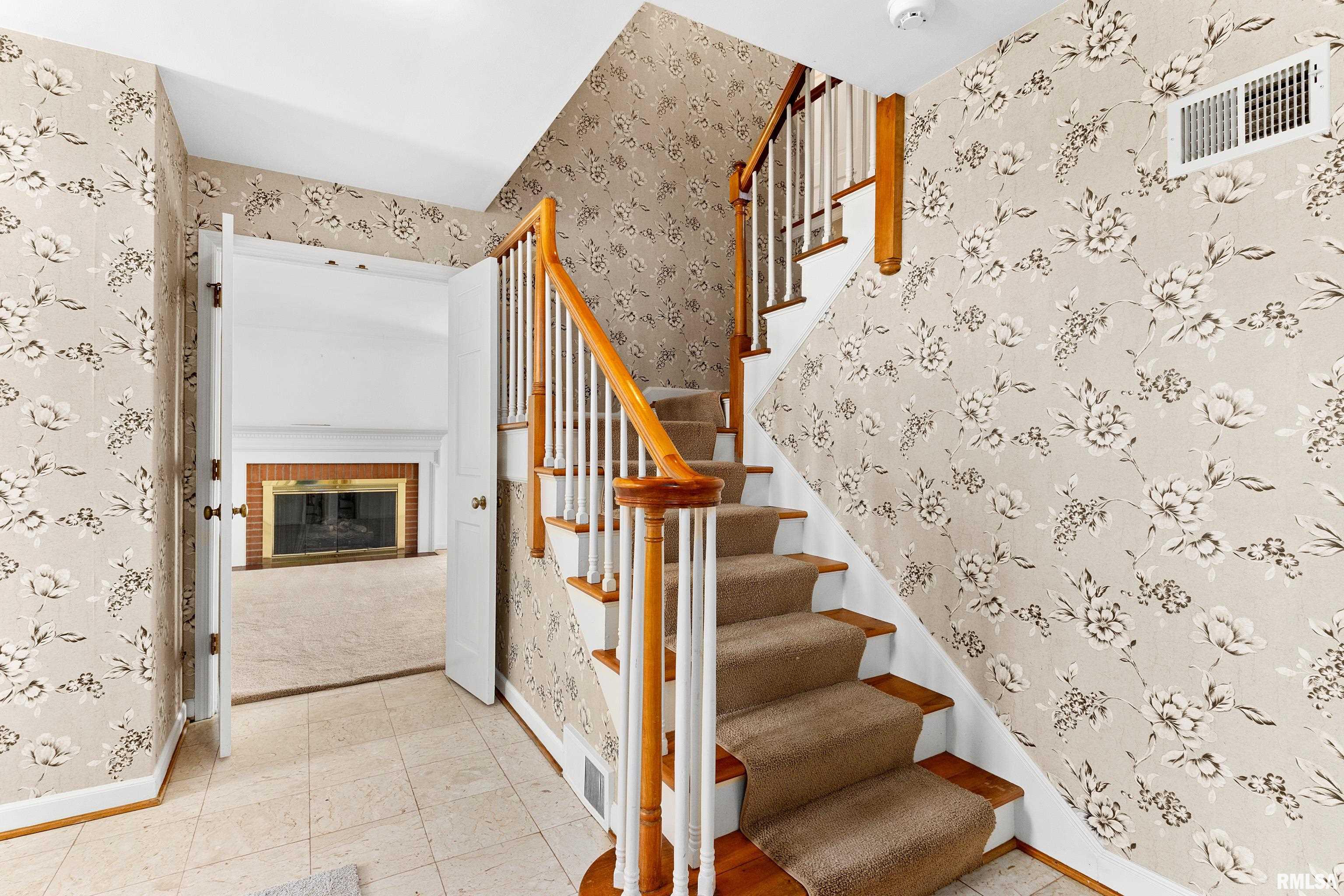 504 W CRESTWOOD Drive