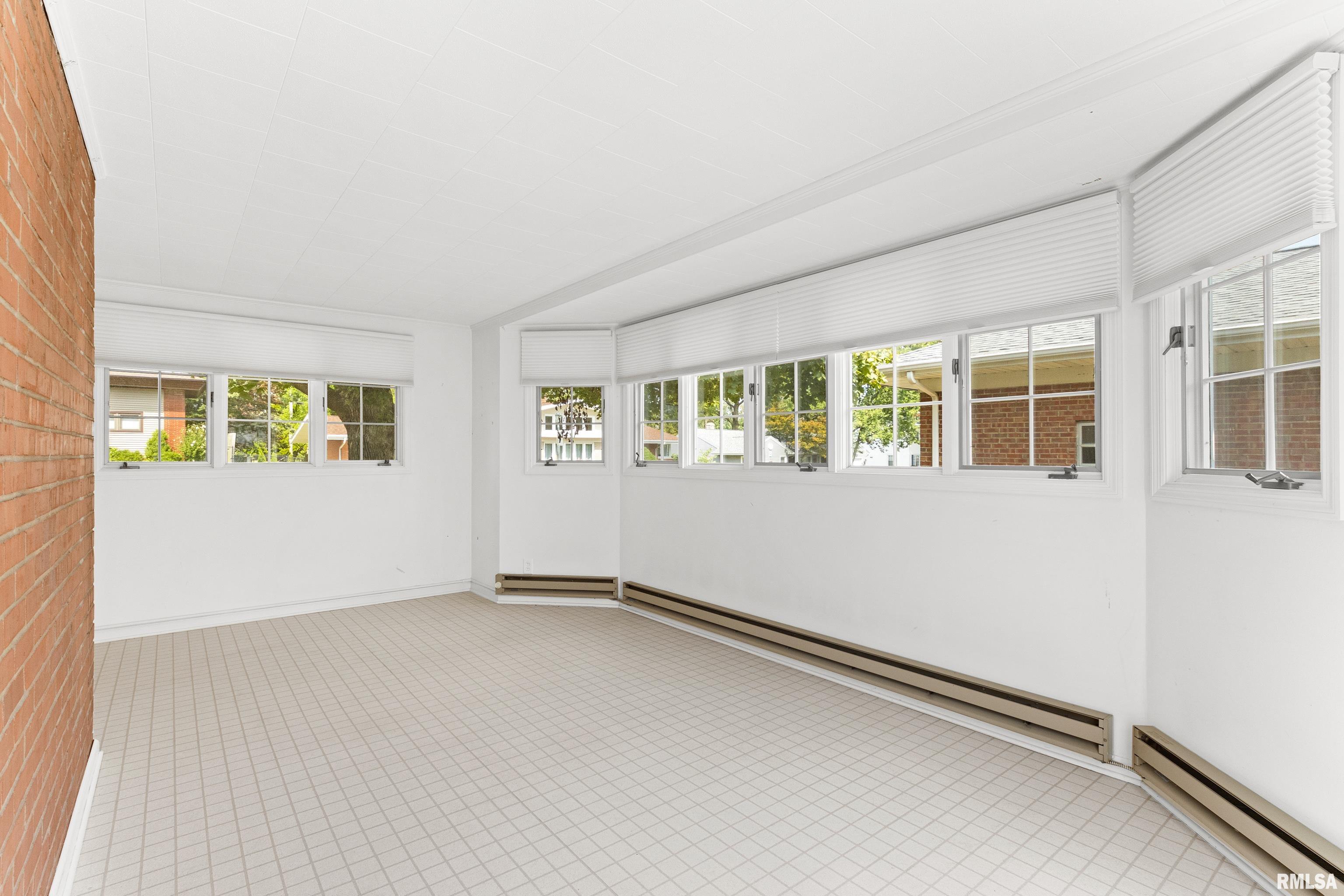 504 W CRESTWOOD Drive