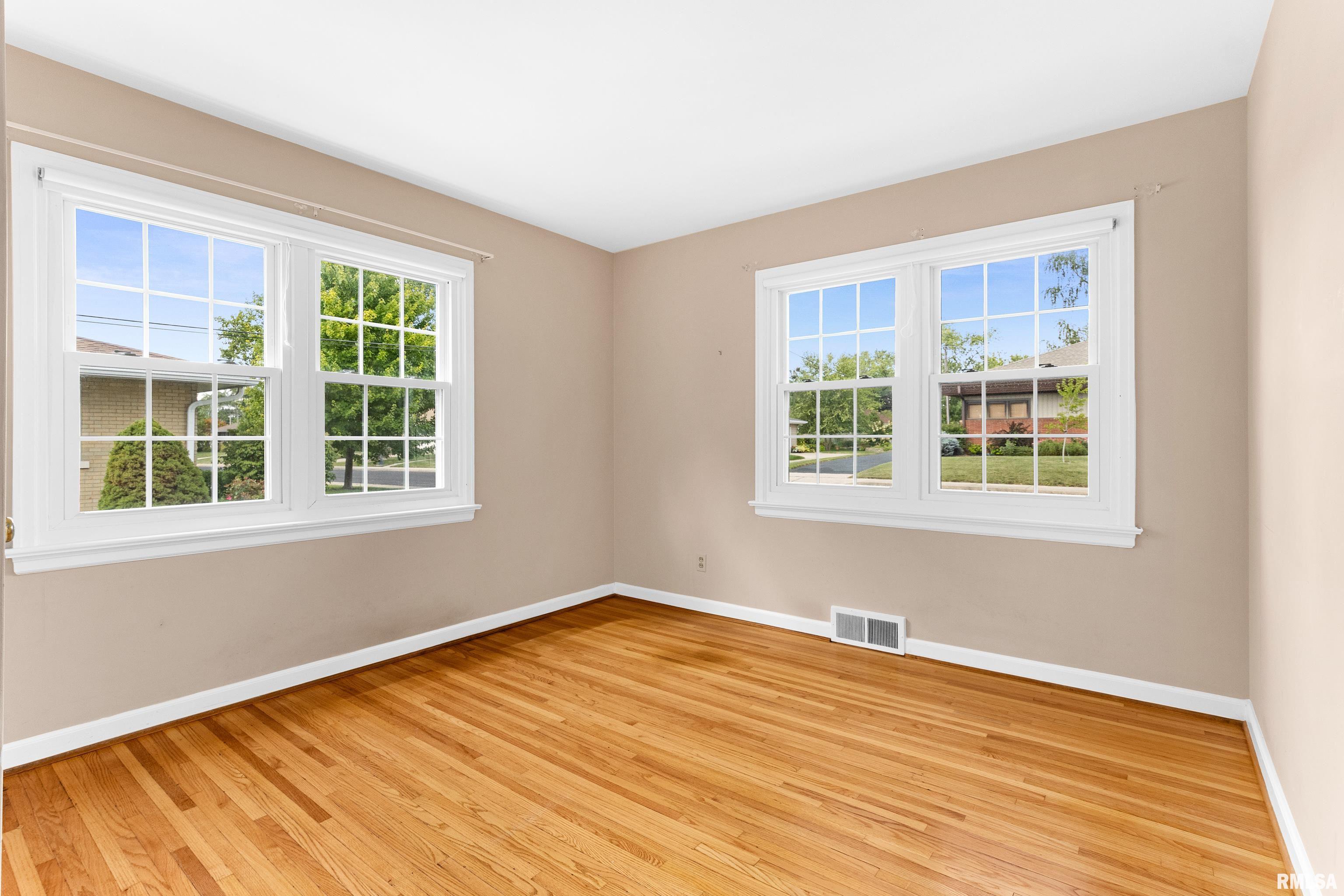 504 W CRESTWOOD Drive