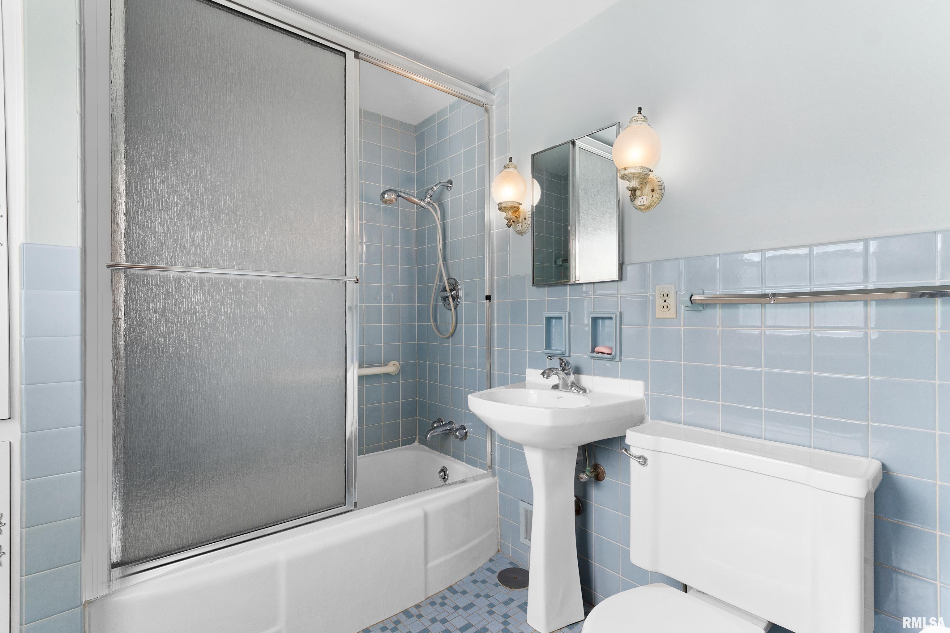 504 W CRESTWOOD Drive