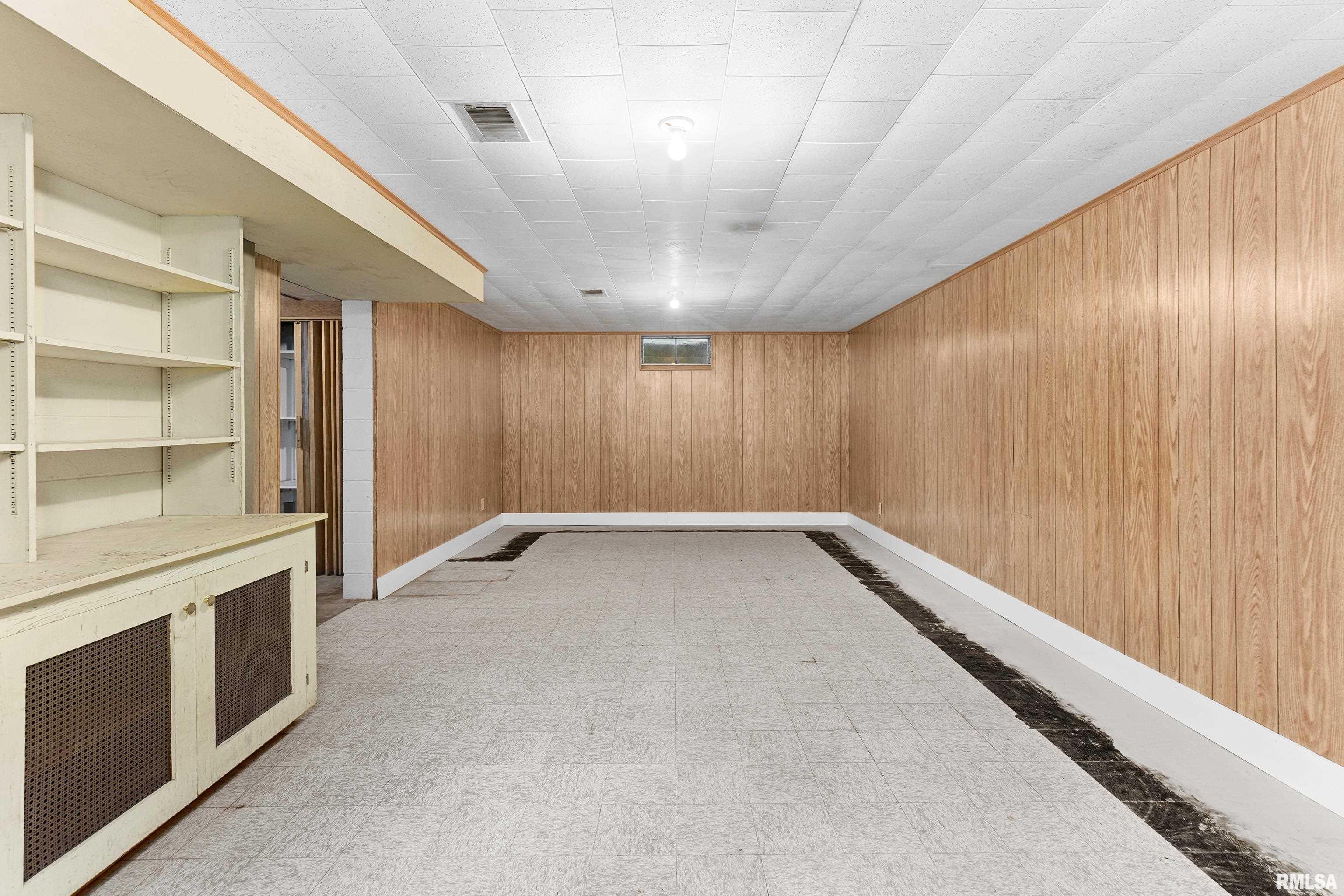 504 W CRESTWOOD Drive