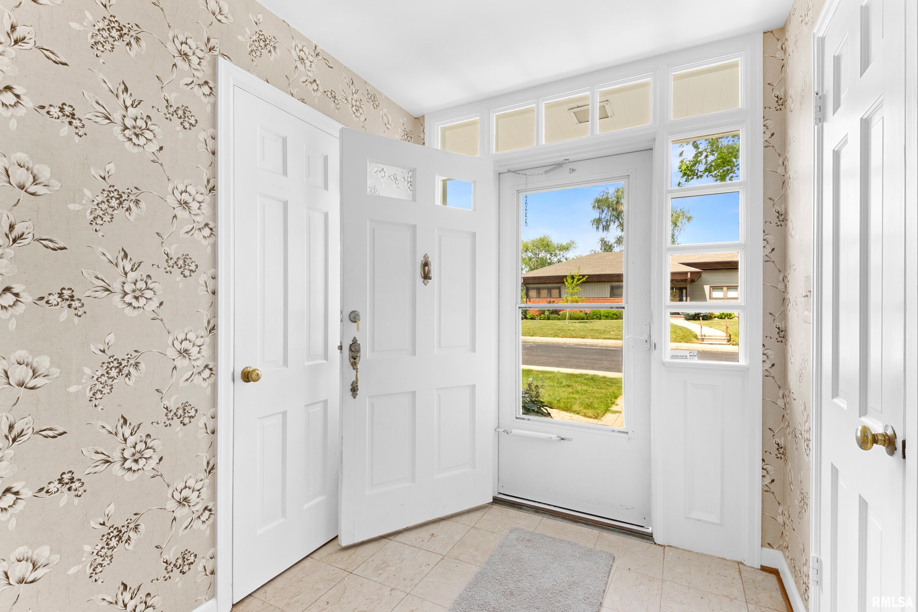 504 W CRESTWOOD Drive