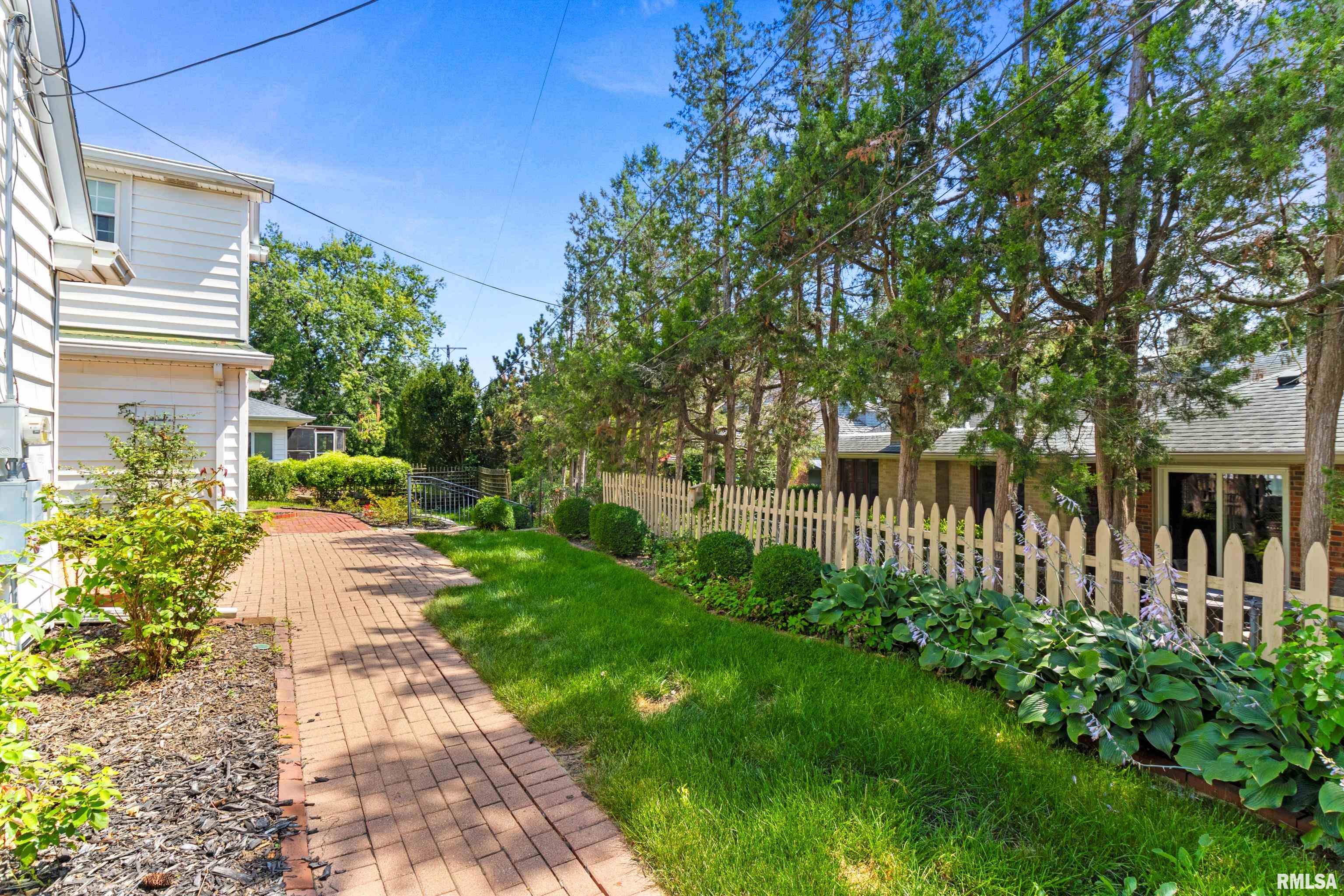 504 W CRESTWOOD Drive