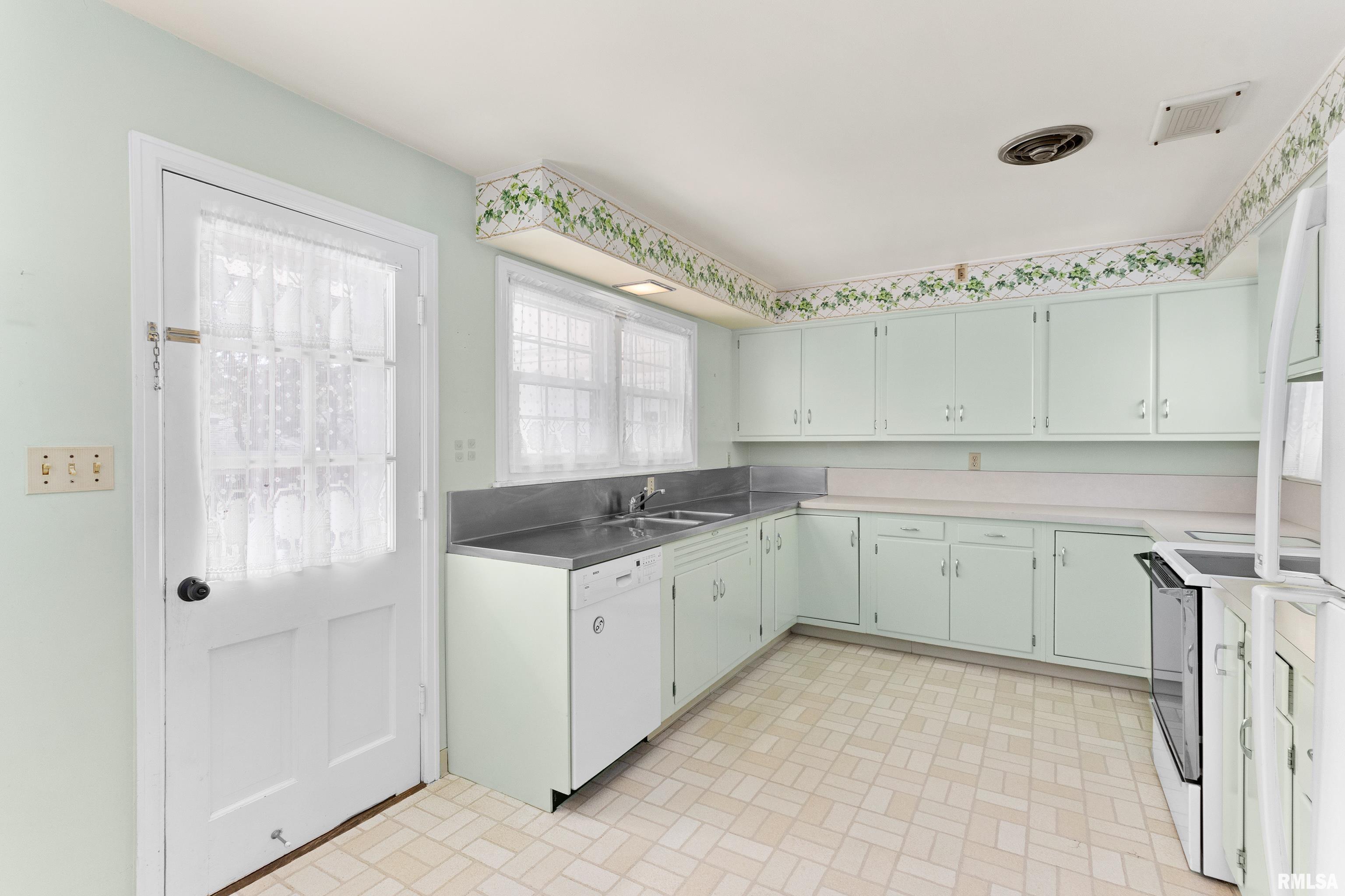 504 W CRESTWOOD Drive