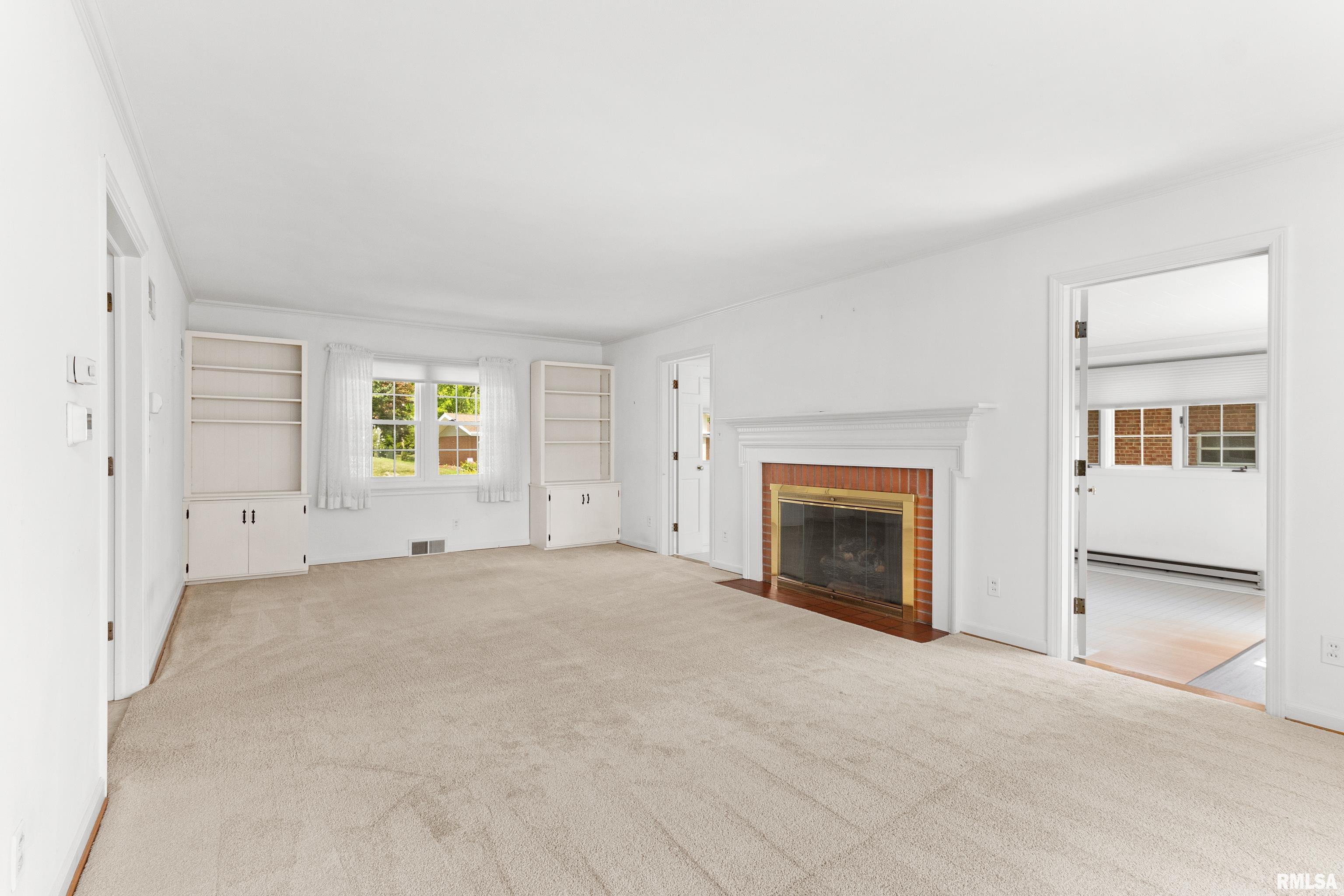 504 W CRESTWOOD Drive