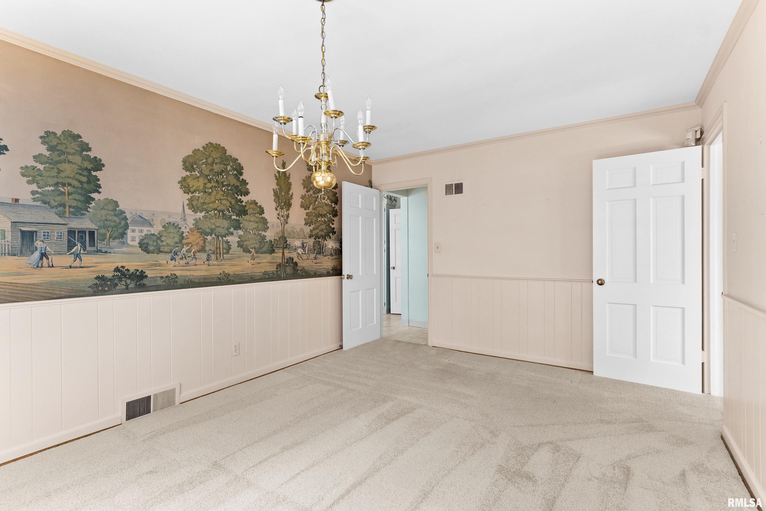 504 W CRESTWOOD Drive