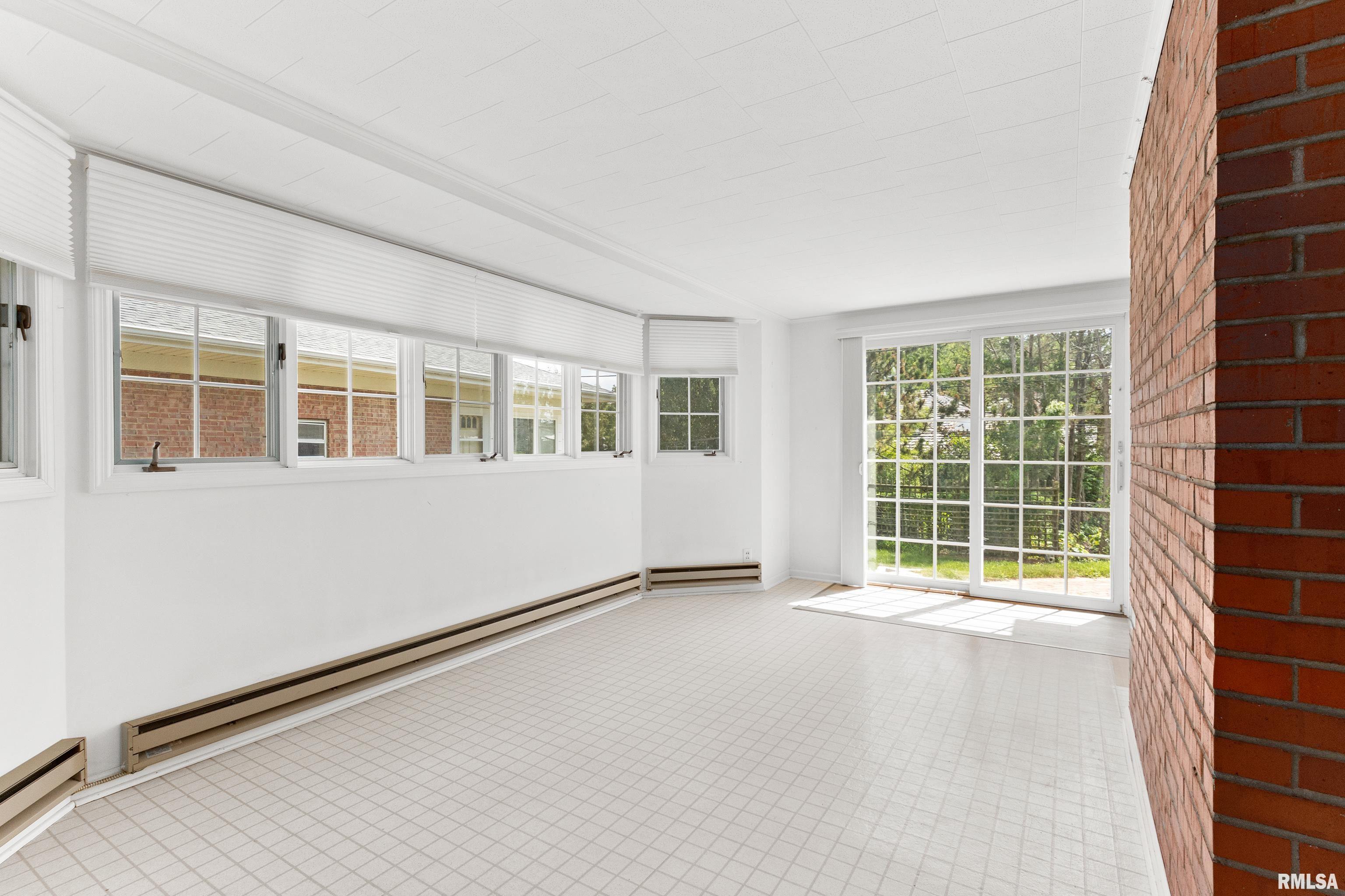 504 W CRESTWOOD Drive