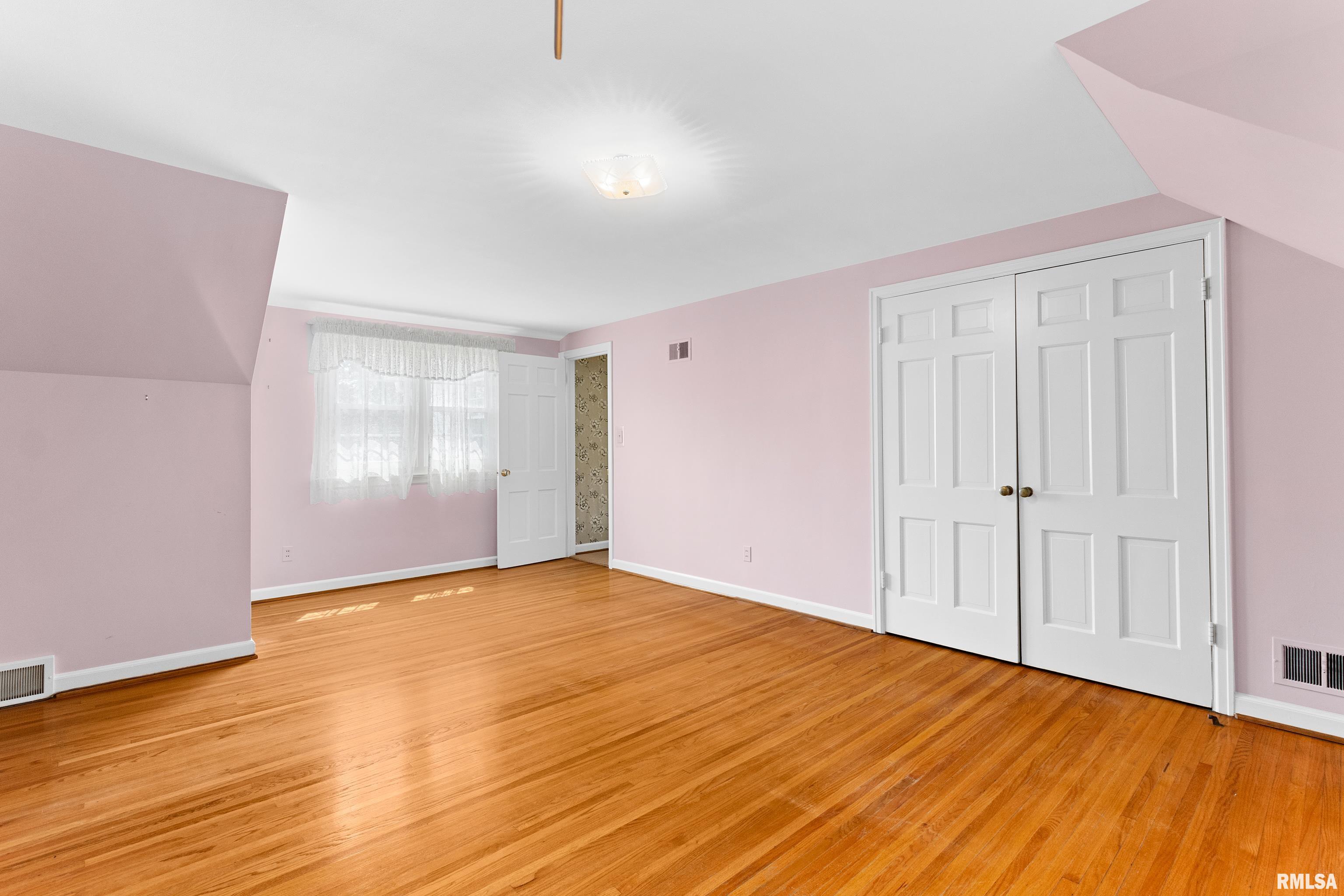 504 W CRESTWOOD Drive