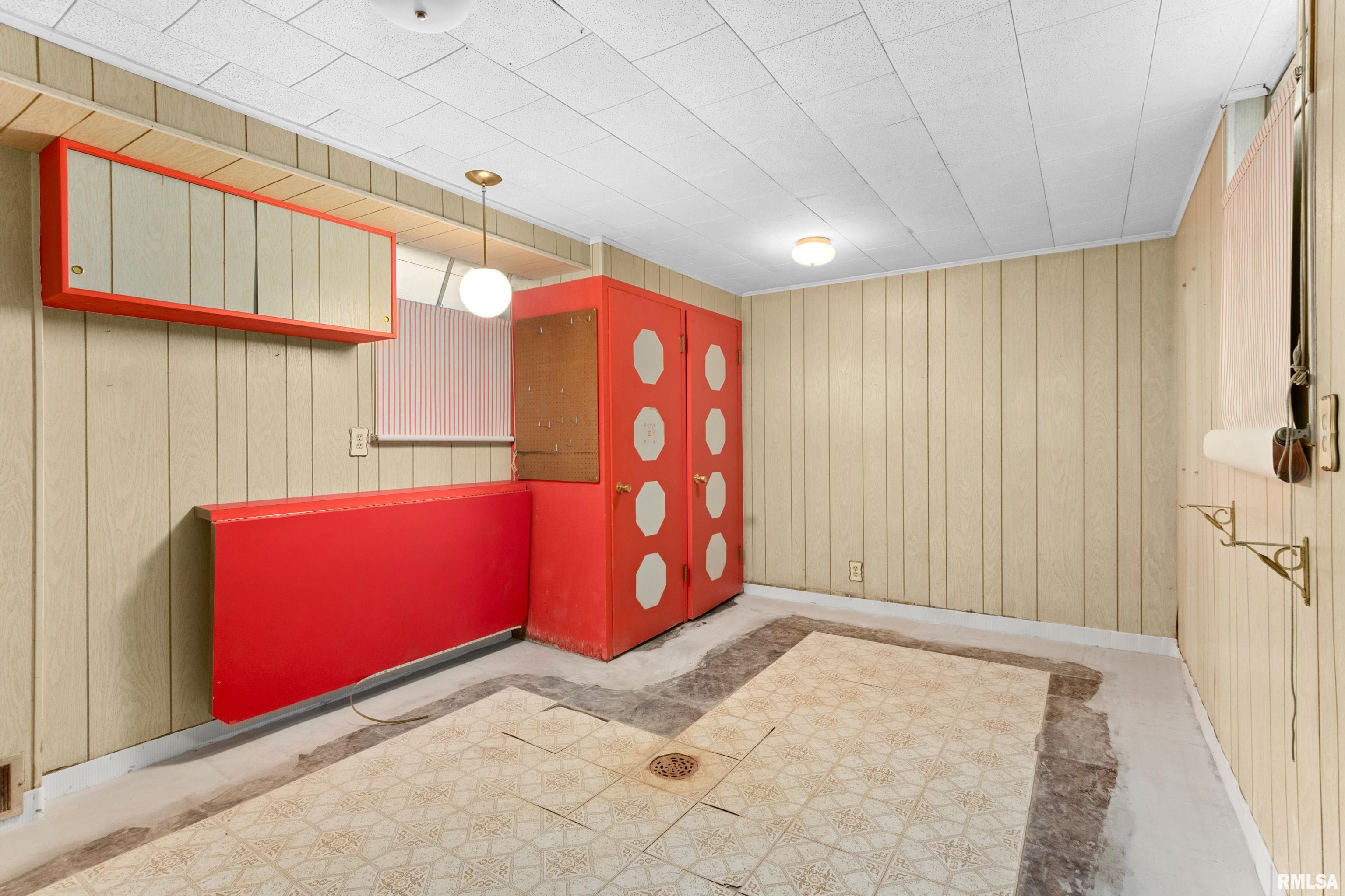 504 W CRESTWOOD Drive