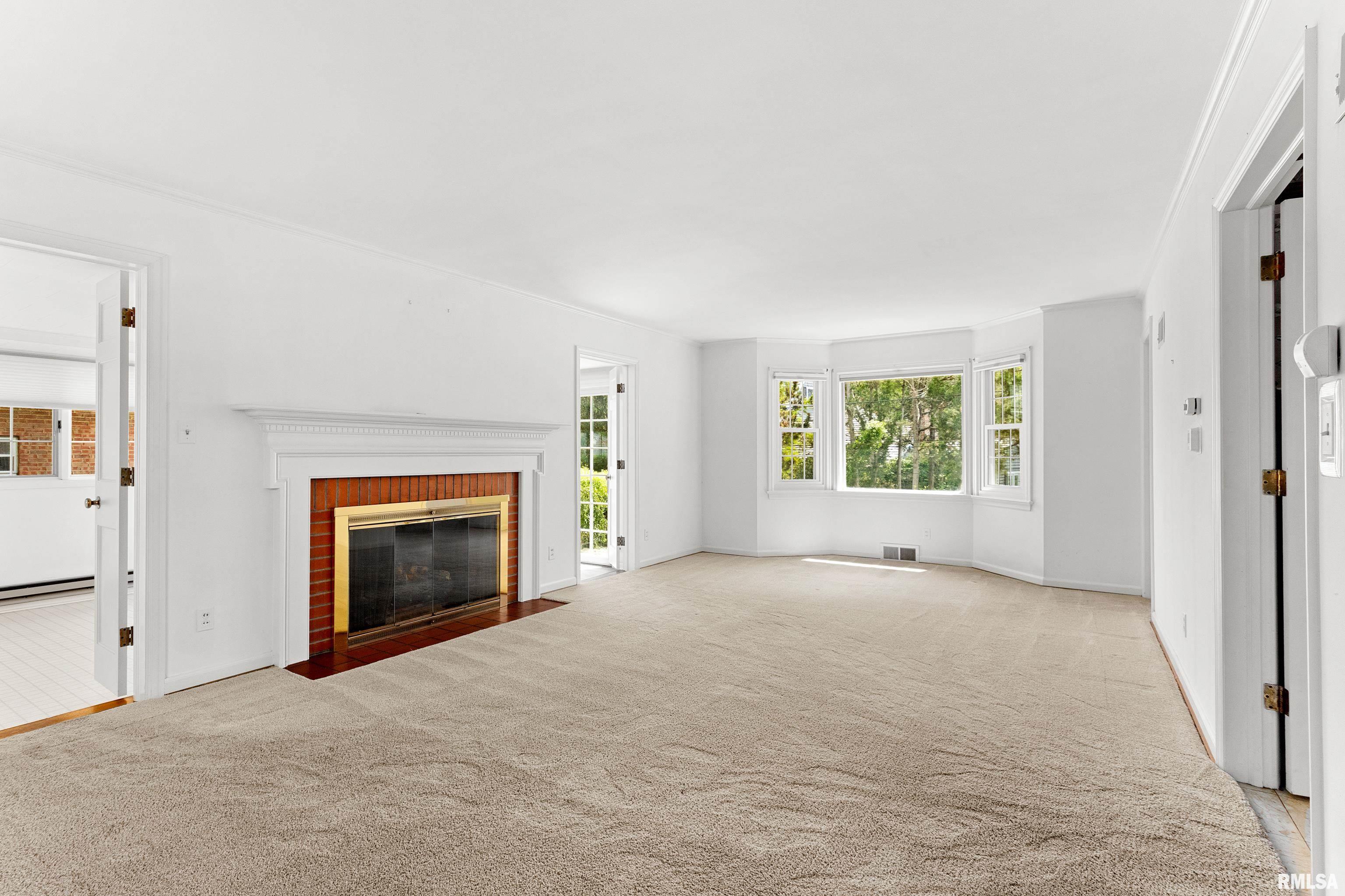 504 W CRESTWOOD Drive